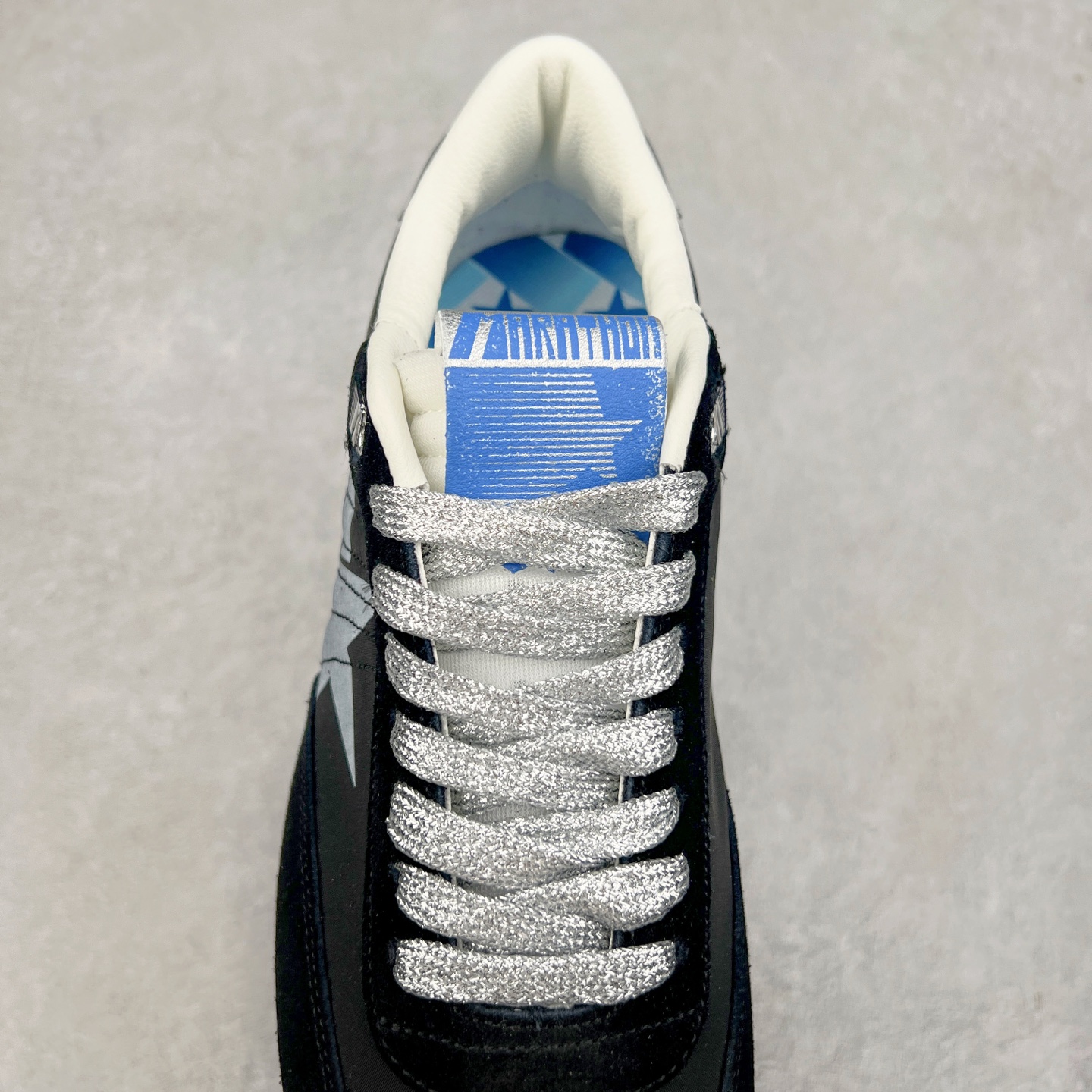 图片[5]-＃福利特价 GGDB Golden Goose Marathon 复古运动鞋生活休闲鞋 火爆全网 陈伟霆宋雨琦 杨幂等各路明星纷纷上脚 该系列新品鞋履以1970年代的田径鞋为设计灵感，巧妙融入3D打印鞋尾装饰等前沿元素，既彰显了复古格调，又将这种怀旧感投射到未来。其鞋面采用多种精致材质打造，并推出银色、黑色、红色、皇家蓝和白色等多款经典配色以及全新限定黄色，侧边点缀以品牌标志性的星星图案。全新黄色款式的鞋面侧边保留了品牌标志性的橙色星星图案，配以灰色鞋头。不均匀染色的鞋带和带有星星图案的鞋底，为整体造型增添了独特的印象。呈现男女都可穿着的中性风格，谁都能拥有并追逐自己的梦想。尺码：35 36 37 38 39 40 41 42 43 44 45-选品中心