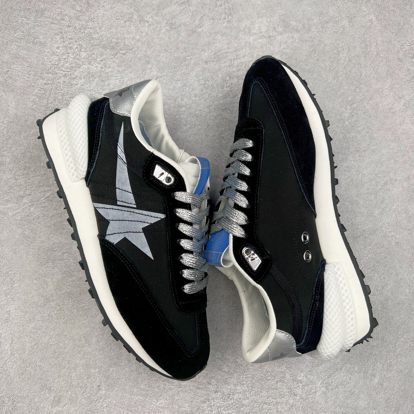 图片[3]-＃福利特价 GGDB Golden Goose Marathon 复古运动鞋生活休闲鞋 火爆全网 陈伟霆宋雨琦 杨幂等各路明星纷纷上脚 该系列新品鞋履以1970年代的田径鞋为设计灵感，巧妙融入3D打印鞋尾装饰等前沿元素，既彰显了复古格调，又将这种怀旧感投射到未来。其鞋面采用多种精致材质打造，并推出银色、黑色、红色、皇家蓝和白色等多款经典配色以及全新限定黄色，侧边点缀以品牌标志性的星星图案。全新黄色款式的鞋面侧边保留了品牌标志性的橙色星星图案，配以灰色鞋头。不均匀染色的鞋带和带有星星图案的鞋底，为整体造型增添了独特的印象。呈现男女都可穿着的中性风格，谁都能拥有并追逐自己的梦想。尺码：35 36 37 38 39 40 41 42 43 44 45-选品中心