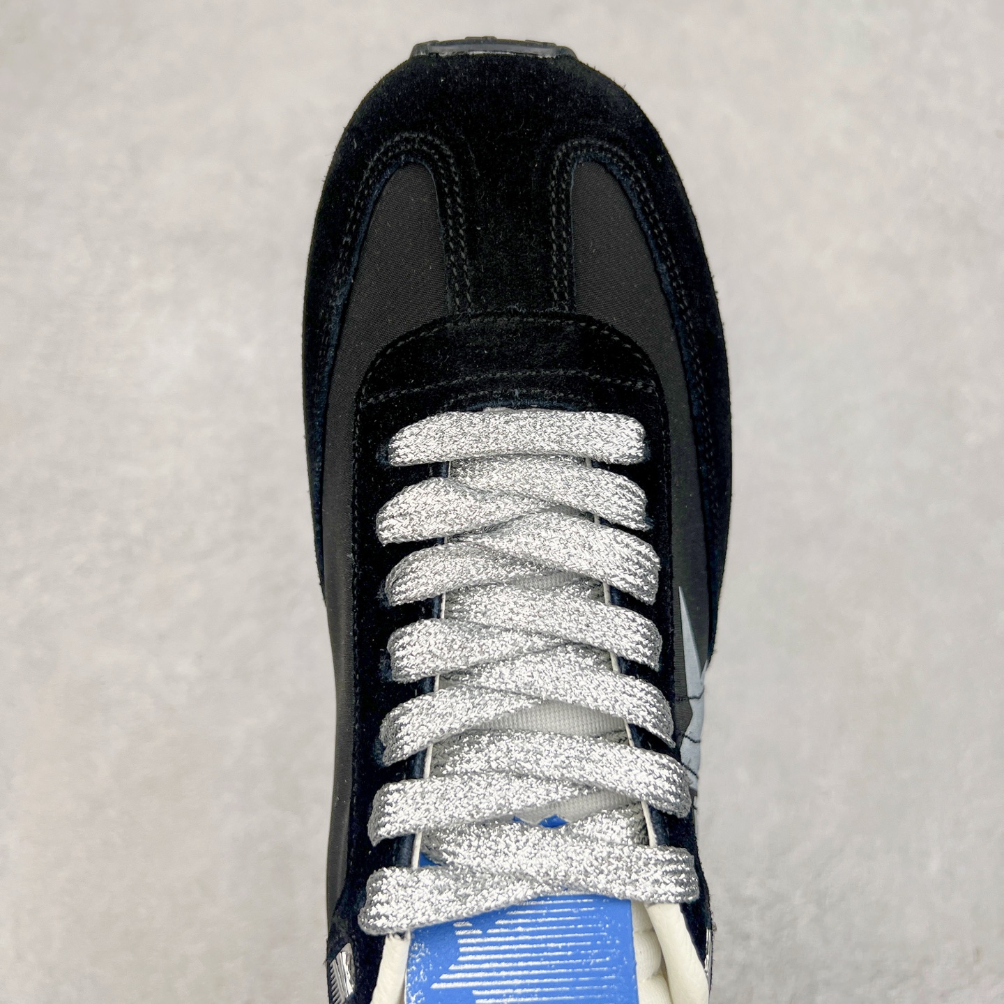 图片[4]-＃福利特价 GGDB Golden Goose Marathon 复古运动鞋生活休闲鞋 火爆全网 陈伟霆宋雨琦 杨幂等各路明星纷纷上脚 该系列新品鞋履以1970年代的田径鞋为设计灵感，巧妙融入3D打印鞋尾装饰等前沿元素，既彰显了复古格调，又将这种怀旧感投射到未来。其鞋面采用多种精致材质打造，并推出银色、黑色、红色、皇家蓝和白色等多款经典配色以及全新限定黄色，侧边点缀以品牌标志性的星星图案。全新黄色款式的鞋面侧边保留了品牌标志性的橙色星星图案，配以灰色鞋头。不均匀染色的鞋带和带有星星图案的鞋底，为整体造型增添了独特的印象。呈现男女都可穿着的中性风格，谁都能拥有并追逐自己的梦想。尺码：35 36 37 38 39 40 41 42 43 44 45-选品中心