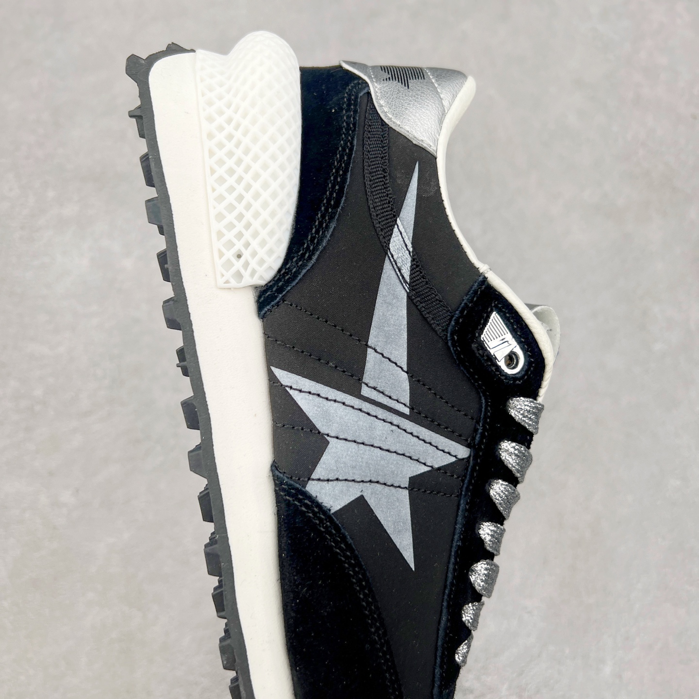 图片[6]-＃福利特价 GGDB Golden Goose Marathon 复古运动鞋生活休闲鞋 火爆全网 陈伟霆宋雨琦 杨幂等各路明星纷纷上脚 该系列新品鞋履以1970年代的田径鞋为设计灵感，巧妙融入3D打印鞋尾装饰等前沿元素，既彰显了复古格调，又将这种怀旧感投射到未来。其鞋面采用多种精致材质打造，并推出银色、黑色、红色、皇家蓝和白色等多款经典配色以及全新限定黄色，侧边点缀以品牌标志性的星星图案。全新黄色款式的鞋面侧边保留了品牌标志性的橙色星星图案，配以灰色鞋头。不均匀染色的鞋带和带有星星图案的鞋底，为整体造型增添了独特的印象。呈现男女都可穿着的中性风格，谁都能拥有并追逐自己的梦想。尺码：35 36 37 38 39 40 41 42 43 44 45-选品中心