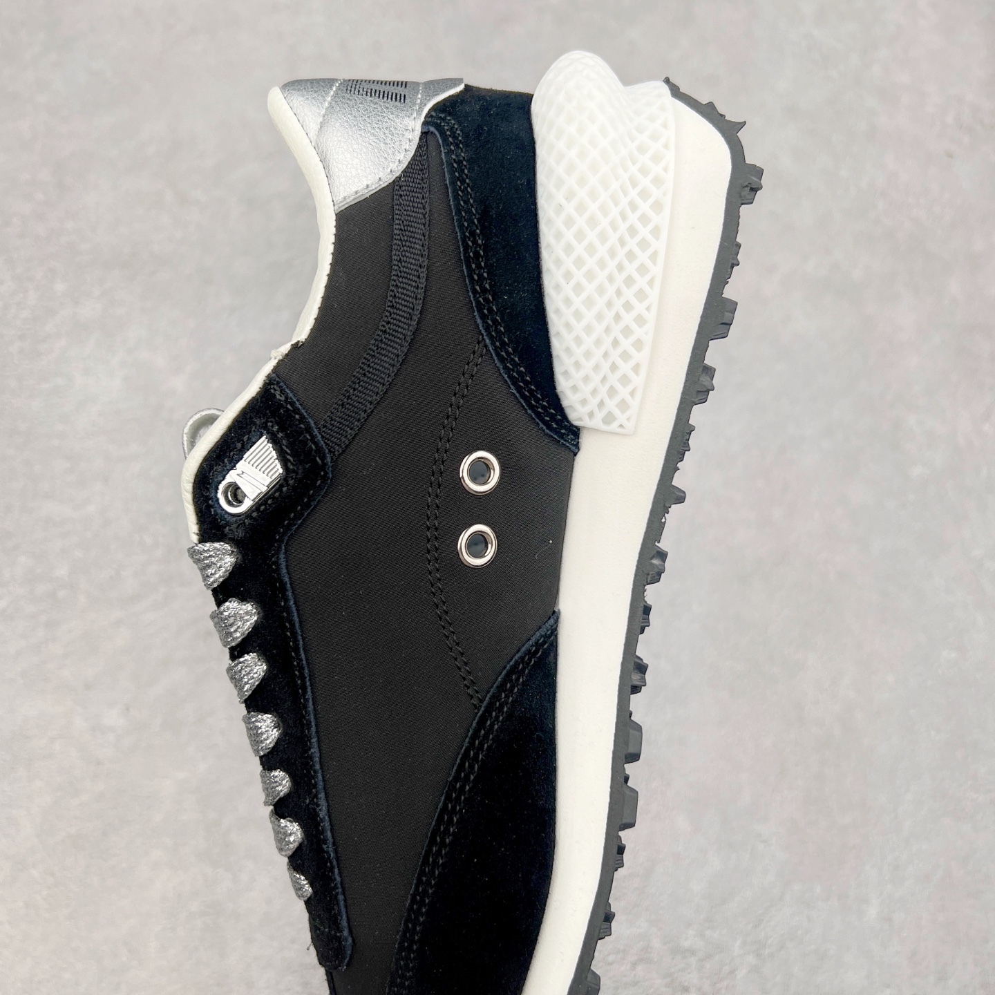 图片[7]-＃福利特价 GGDB Golden Goose Marathon 复古运动鞋生活休闲鞋 火爆全网 陈伟霆宋雨琦 杨幂等各路明星纷纷上脚 该系列新品鞋履以1970年代的田径鞋为设计灵感，巧妙融入3D打印鞋尾装饰等前沿元素，既彰显了复古格调，又将这种怀旧感投射到未来。其鞋面采用多种精致材质打造，并推出银色、黑色、红色、皇家蓝和白色等多款经典配色以及全新限定黄色，侧边点缀以品牌标志性的星星图案。全新黄色款式的鞋面侧边保留了品牌标志性的橙色星星图案，配以灰色鞋头。不均匀染色的鞋带和带有星星图案的鞋底，为整体造型增添了独特的印象。呈现男女都可穿着的中性风格，谁都能拥有并追逐自己的梦想。尺码：35 36 37 38 39 40 41 42 43 44 45-选品中心