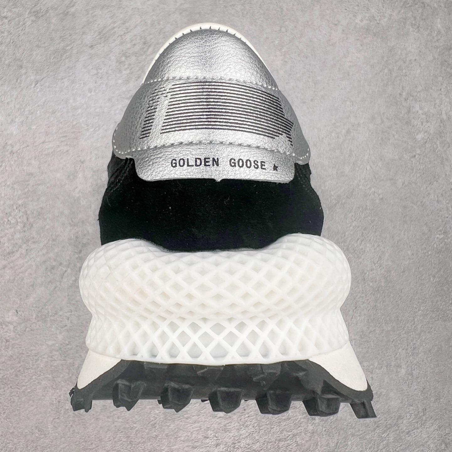 图片[8]-＃福利特价 GGDB Golden Goose Marathon 复古运动鞋生活休闲鞋 火爆全网 陈伟霆宋雨琦 杨幂等各路明星纷纷上脚 该系列新品鞋履以1970年代的田径鞋为设计灵感，巧妙融入3D打印鞋尾装饰等前沿元素，既彰显了复古格调，又将这种怀旧感投射到未来。其鞋面采用多种精致材质打造，并推出银色、黑色、红色、皇家蓝和白色等多款经典配色以及全新限定黄色，侧边点缀以品牌标志性的星星图案。全新黄色款式的鞋面侧边保留了品牌标志性的橙色星星图案，配以灰色鞋头。不均匀染色的鞋带和带有星星图案的鞋底，为整体造型增添了独特的印象。呈现男女都可穿着的中性风格，谁都能拥有并追逐自己的梦想。尺码：35 36 37 38 39 40 41 42 43 44 45-选品中心