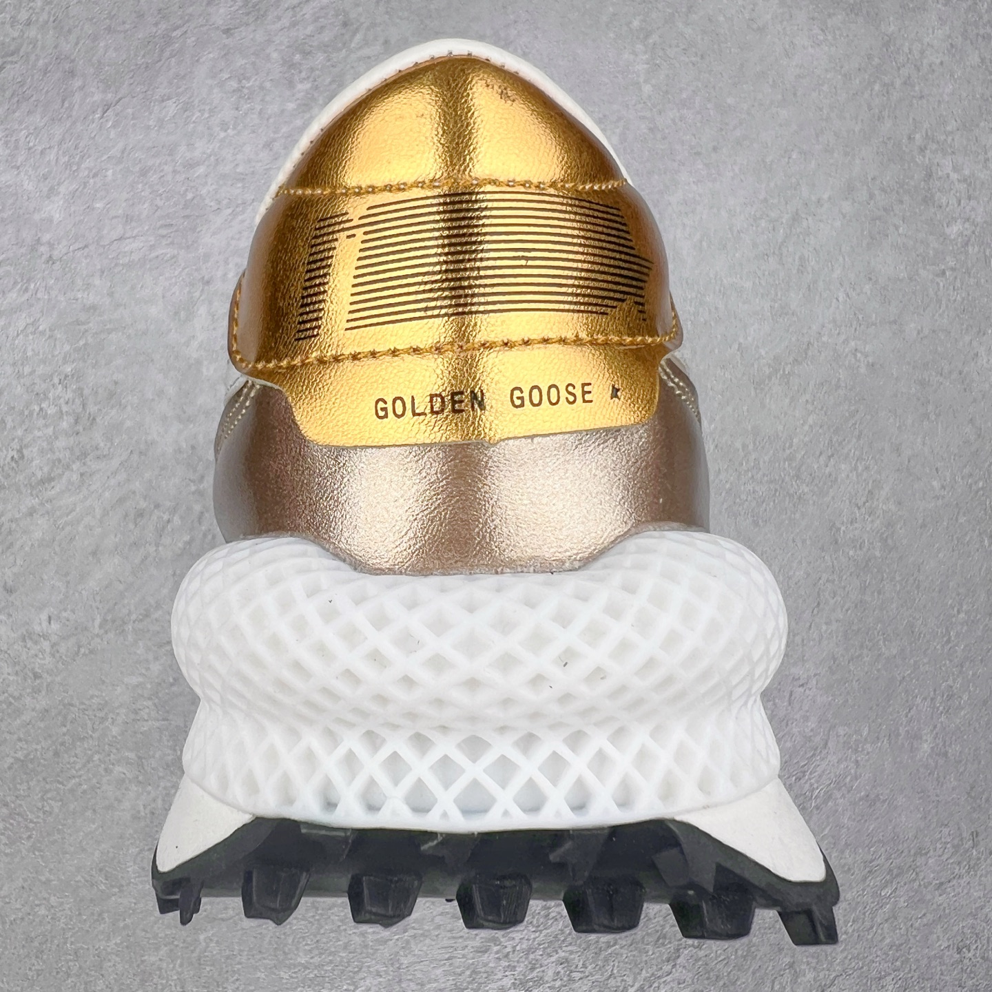 图片[8]-＃福利特价 GGDB Golden Goose Marathon 复古运动鞋生活休闲鞋 火爆全网 陈伟霆宋雨琦 杨幂等各路明星纷纷上脚 该系列新品鞋履以1970年代的田径鞋为设计灵感，巧妙融入3D打印鞋尾装饰等前沿元素，既彰显了复古格调，又将这种怀旧感投射到未来。其鞋面采用多种精致材质打造，并推出银色、黑色、红色、皇家蓝和白色等多款经典配色以及全新限定黄色，侧边点缀以品牌标志性的星星图案。全新黄色款式的鞋面侧边保留了品牌标志性的橙色星星图案，配以灰色鞋头。不均匀染色的鞋带和带有星星图案的鞋底，为整体造型增添了独特的印象。呈现男女都可穿着的中性风格，谁都能拥有并追逐自己的梦想。尺码：35 36 37 38 39 40 41 42 43 44 45-选品中心