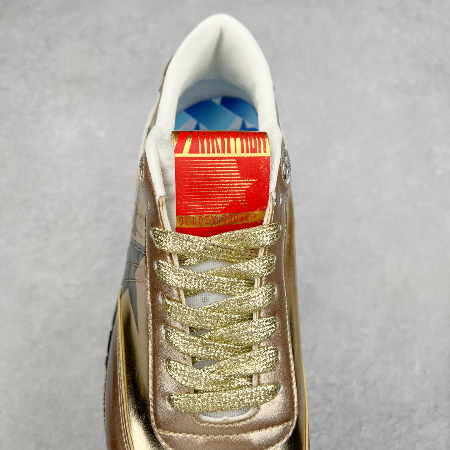 图片[5]-＃福利特价 GGDB Golden Goose Marathon 复古运动鞋生活休闲鞋 火爆全网 陈伟霆宋雨琦 杨幂等各路明星纷纷上脚 该系列新品鞋履以1970年代的田径鞋为设计灵感，巧妙融入3D打印鞋尾装饰等前沿元素，既彰显了复古格调，又将这种怀旧感投射到未来。其鞋面采用多种精致材质打造，并推出银色、黑色、红色、皇家蓝和白色等多款经典配色以及全新限定黄色，侧边点缀以品牌标志性的星星图案。全新黄色款式的鞋面侧边保留了品牌标志性的橙色星星图案，配以灰色鞋头。不均匀染色的鞋带和带有星星图案的鞋底，为整体造型增添了独特的印象。呈现男女都可穿着的中性风格，谁都能拥有并追逐自己的梦想。尺码：35 36 37 38 39 40 41 42 43 44 45-选品中心