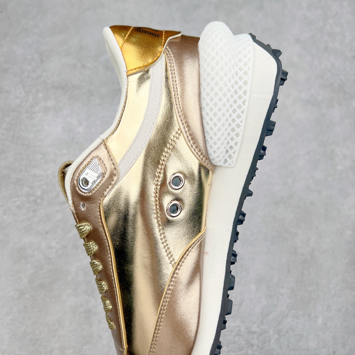 图片[7]-＃福利特价 GGDB Golden Goose Marathon 复古运动鞋生活休闲鞋 火爆全网 陈伟霆宋雨琦 杨幂等各路明星纷纷上脚 该系列新品鞋履以1970年代的田径鞋为设计灵感，巧妙融入3D打印鞋尾装饰等前沿元素，既彰显了复古格调，又将这种怀旧感投射到未来。其鞋面采用多种精致材质打造，并推出银色、黑色、红色、皇家蓝和白色等多款经典配色以及全新限定黄色，侧边点缀以品牌标志性的星星图案。全新黄色款式的鞋面侧边保留了品牌标志性的橙色星星图案，配以灰色鞋头。不均匀染色的鞋带和带有星星图案的鞋底，为整体造型增添了独特的印象。呈现男女都可穿着的中性风格，谁都能拥有并追逐自己的梦想。尺码：35 36 37 38 39 40 41 42 43 44 45-选品中心