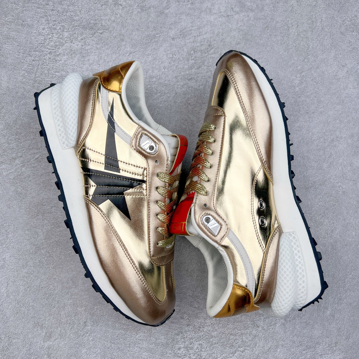 图片[3]-＃福利特价 GGDB Golden Goose Marathon 复古运动鞋生活休闲鞋 火爆全网 陈伟霆宋雨琦 杨幂等各路明星纷纷上脚 该系列新品鞋履以1970年代的田径鞋为设计灵感，巧妙融入3D打印鞋尾装饰等前沿元素，既彰显了复古格调，又将这种怀旧感投射到未来。其鞋面采用多种精致材质打造，并推出银色、黑色、红色、皇家蓝和白色等多款经典配色以及全新限定黄色，侧边点缀以品牌标志性的星星图案。全新黄色款式的鞋面侧边保留了品牌标志性的橙色星星图案，配以灰色鞋头。不均匀染色的鞋带和带有星星图案的鞋底，为整体造型增添了独特的印象。呈现男女都可穿着的中性风格，谁都能拥有并追逐自己的梦想。尺码：35 36 37 38 39 40 41 42 43 44 45-选品中心