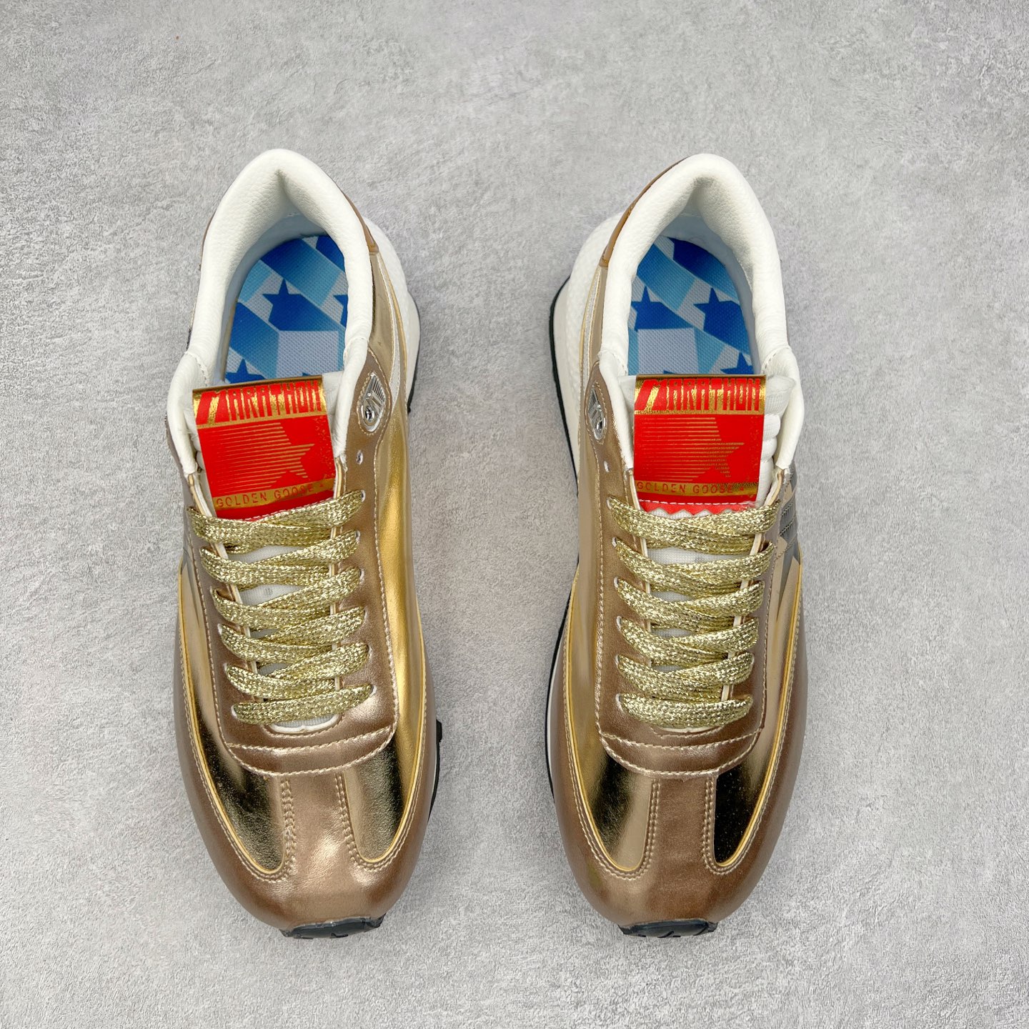 图片[2]-＃福利特价 GGDB Golden Goose Marathon 复古运动鞋生活休闲鞋 火爆全网 陈伟霆宋雨琦 杨幂等各路明星纷纷上脚 该系列新品鞋履以1970年代的田径鞋为设计灵感，巧妙融入3D打印鞋尾装饰等前沿元素，既彰显了复古格调，又将这种怀旧感投射到未来。其鞋面采用多种精致材质打造，并推出银色、黑色、红色、皇家蓝和白色等多款经典配色以及全新限定黄色，侧边点缀以品牌标志性的星星图案。全新黄色款式的鞋面侧边保留了品牌标志性的橙色星星图案，配以灰色鞋头。不均匀染色的鞋带和带有星星图案的鞋底，为整体造型增添了独特的印象。呈现男女都可穿着的中性风格，谁都能拥有并追逐自己的梦想。尺码：35 36 37 38 39 40 41 42 43 44 45-选品中心