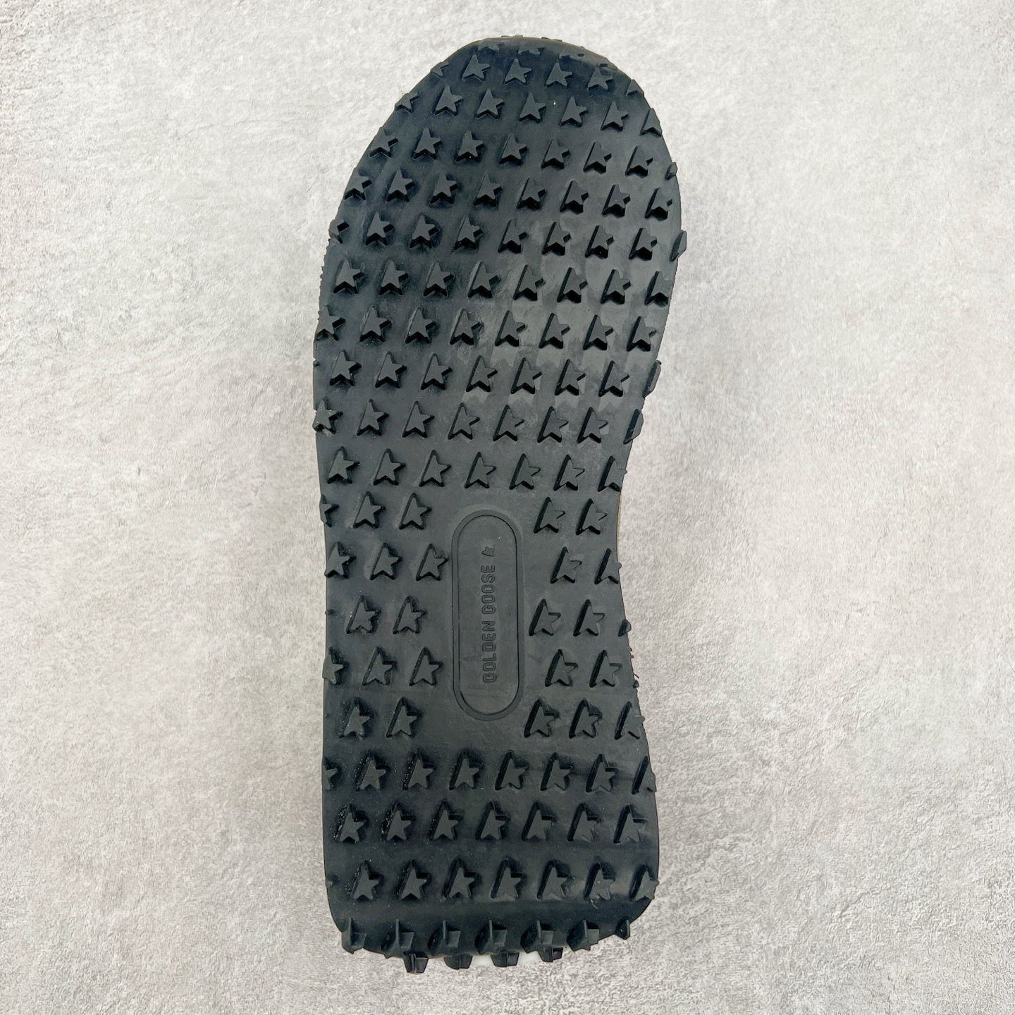 图片[9]-＃福利特价 GGDB Golden Goose Marathon 复古运动鞋生活休闲鞋 火爆全网 陈伟霆宋雨琦 杨幂等各路明星纷纷上脚 该系列新品鞋履以1970年代的田径鞋为设计灵感，巧妙融入3D打印鞋尾装饰等前沿元素，既彰显了复古格调，又将这种怀旧感投射到未来。其鞋面采用多种精致材质打造，并推出银色、黑色、红色、皇家蓝和白色等多款经典配色以及全新限定黄色，侧边点缀以品牌标志性的星星图案。全新黄色款式的鞋面侧边保留了品牌标志性的橙色星星图案，配以灰色鞋头。不均匀染色的鞋带和带有星星图案的鞋底，为整体造型增添了独特的印象。呈现男女都可穿着的中性风格，谁都能拥有并追逐自己的梦想。尺码：35 36 37 38 39 40 41 42 43 44 45-选品中心