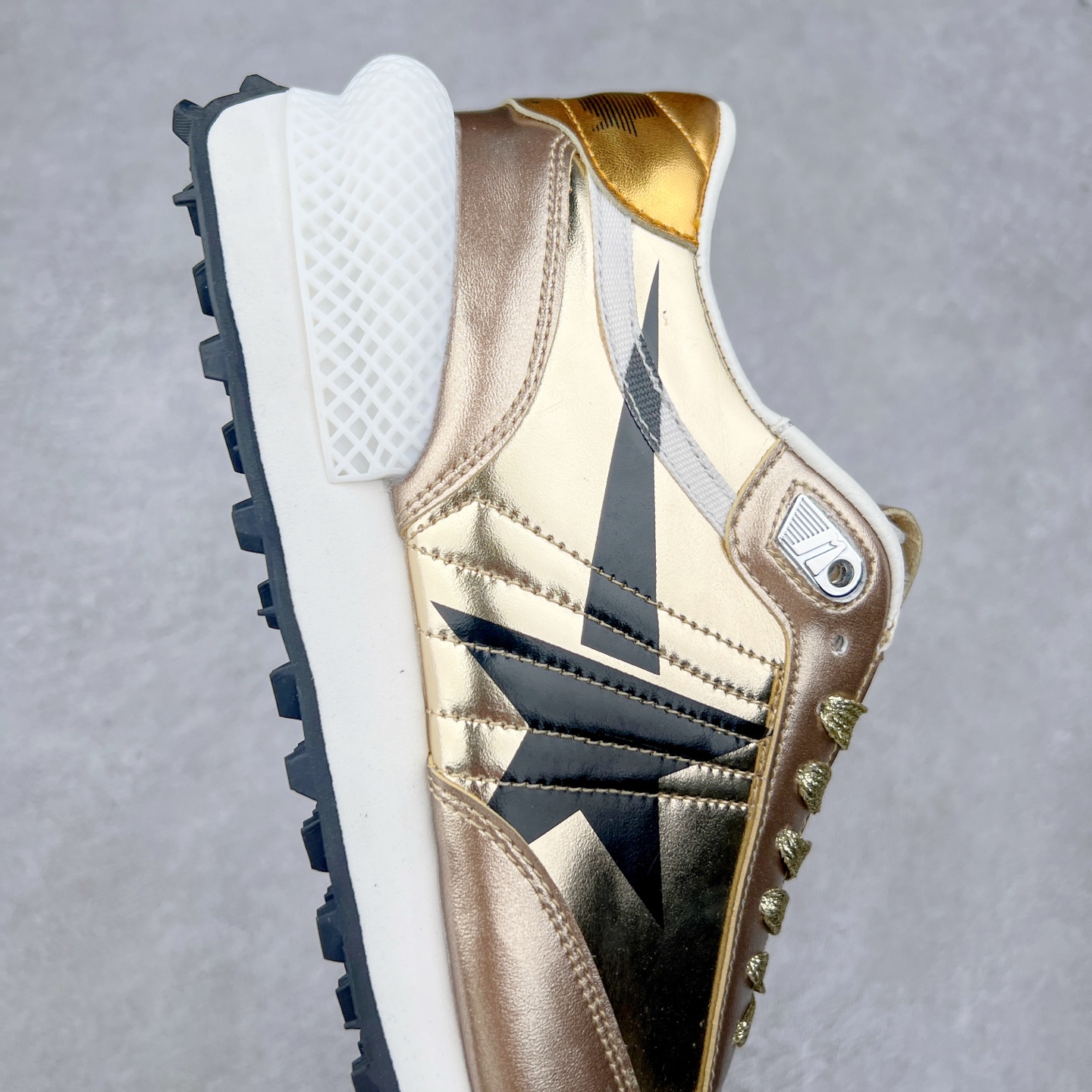 图片[6]-＃福利特价 GGDB Golden Goose Marathon 复古运动鞋生活休闲鞋 火爆全网 陈伟霆宋雨琦 杨幂等各路明星纷纷上脚 该系列新品鞋履以1970年代的田径鞋为设计灵感，巧妙融入3D打印鞋尾装饰等前沿元素，既彰显了复古格调，又将这种怀旧感投射到未来。其鞋面采用多种精致材质打造，并推出银色、黑色、红色、皇家蓝和白色等多款经典配色以及全新限定黄色，侧边点缀以品牌标志性的星星图案。全新黄色款式的鞋面侧边保留了品牌标志性的橙色星星图案，配以灰色鞋头。不均匀染色的鞋带和带有星星图案的鞋底，为整体造型增添了独特的印象。呈现男女都可穿着的中性风格，谁都能拥有并追逐自己的梦想。尺码：35 36 37 38 39 40 41 42 43 44 45-选品中心