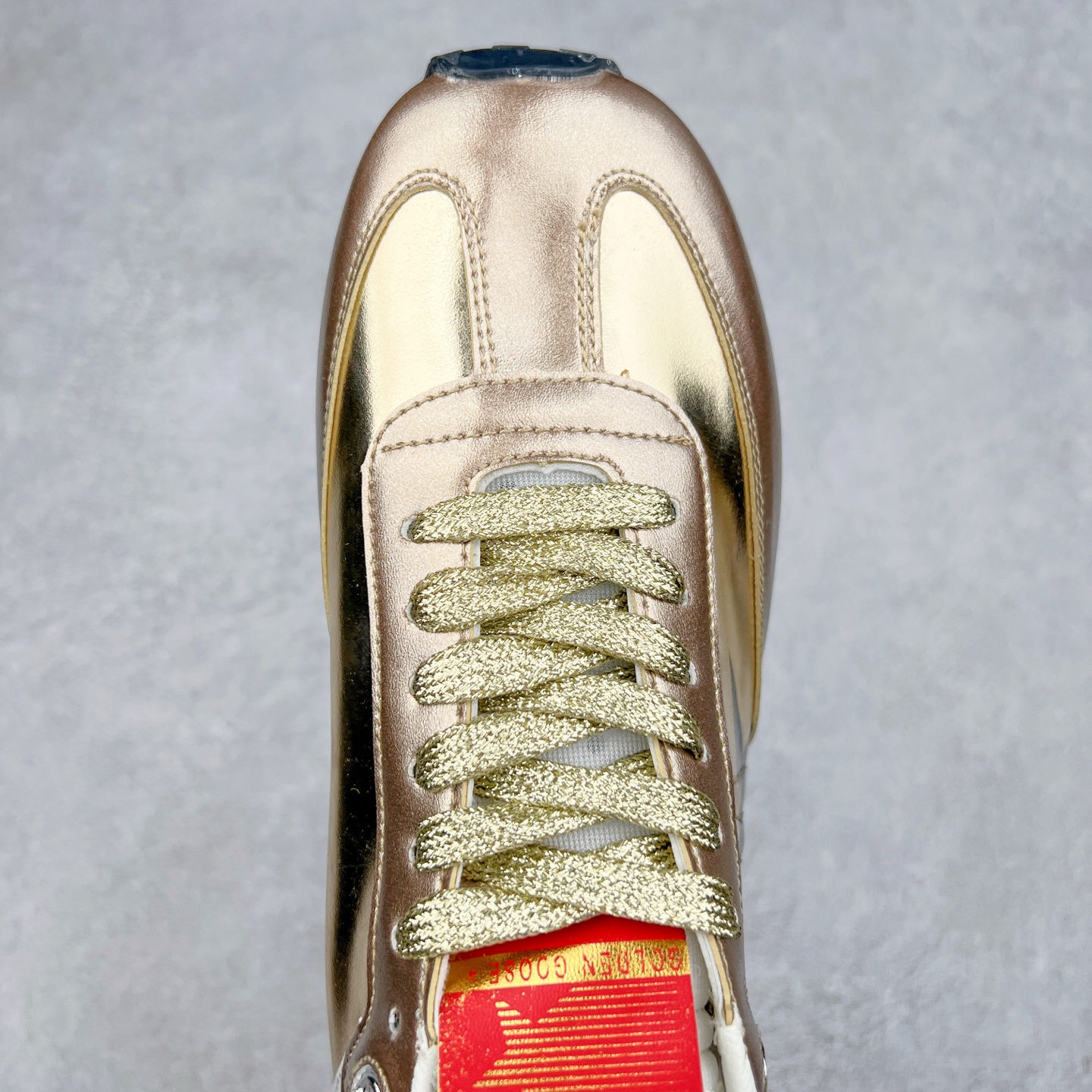 图片[4]-＃福利特价 GGDB Golden Goose Marathon 复古运动鞋生活休闲鞋 火爆全网 陈伟霆宋雨琦 杨幂等各路明星纷纷上脚 该系列新品鞋履以1970年代的田径鞋为设计灵感，巧妙融入3D打印鞋尾装饰等前沿元素，既彰显了复古格调，又将这种怀旧感投射到未来。其鞋面采用多种精致材质打造，并推出银色、黑色、红色、皇家蓝和白色等多款经典配色以及全新限定黄色，侧边点缀以品牌标志性的星星图案。全新黄色款式的鞋面侧边保留了品牌标志性的橙色星星图案，配以灰色鞋头。不均匀染色的鞋带和带有星星图案的鞋底，为整体造型增添了独特的印象。呈现男女都可穿着的中性风格，谁都能拥有并追逐自己的梦想。尺码：35 36 37 38 39 40 41 42 43 44 45-选品中心