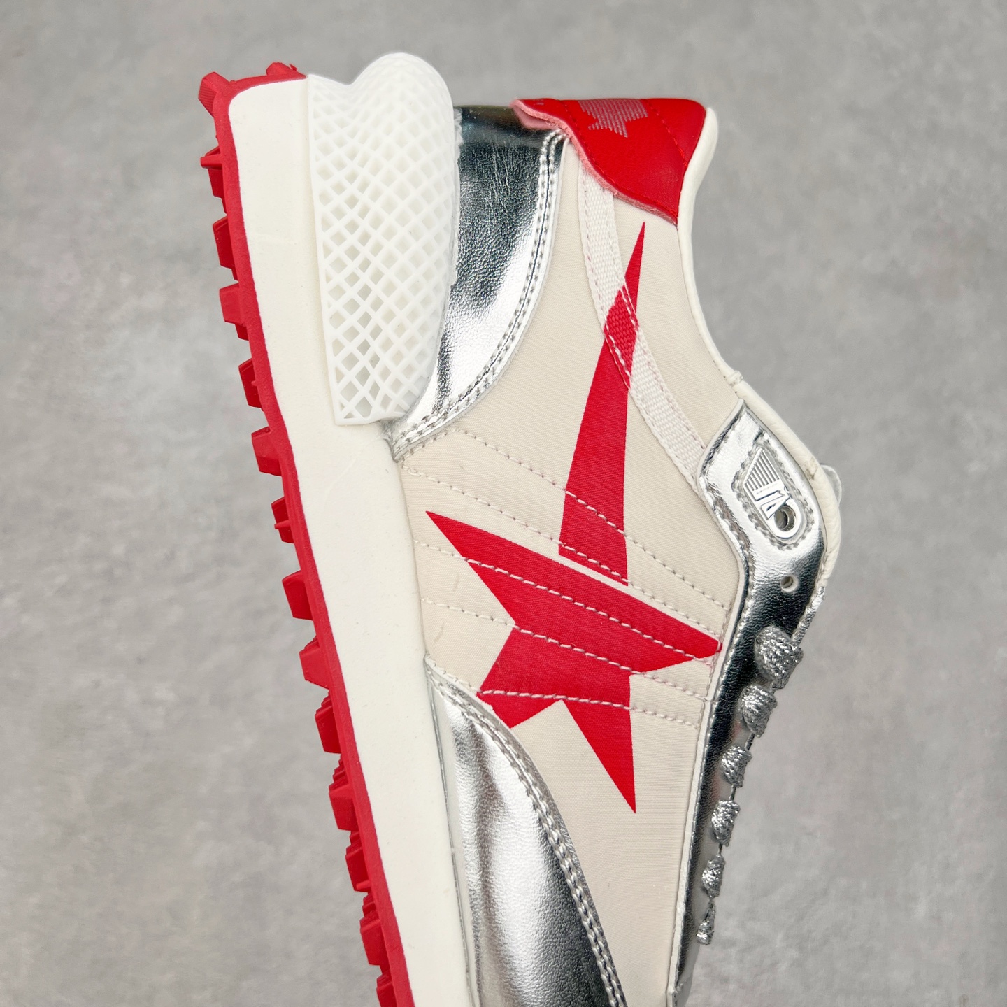 图片[6]-＃福利特价 GGDB Golden Goose Marathon 复古运动鞋生活休闲鞋 火爆全网 陈伟霆宋雨琦 杨幂等各路明星纷纷上脚 该系列新品鞋履以1970年代的田径鞋为设计灵感，巧妙融入3D打印鞋尾装饰等前沿元素，既彰显了复古格调，又将这种怀旧感投射到未来。其鞋面采用多种精致材质打造，并推出银色、黑色、红色、皇家蓝和白色等多款经典配色以及全新限定黄色，侧边点缀以品牌标志性的星星图案。全新黄色款式的鞋面侧边保留了品牌标志性的橙色星星图案，配以灰色鞋头。不均匀染色的鞋带和带有星星图案的鞋底，为整体造型增添了独特的印象。呈现男女都可穿着的中性风格，谁都能拥有并追逐自己的梦想。尺码：35 36 37 38 39 40 41 42 43 44 45-选品中心