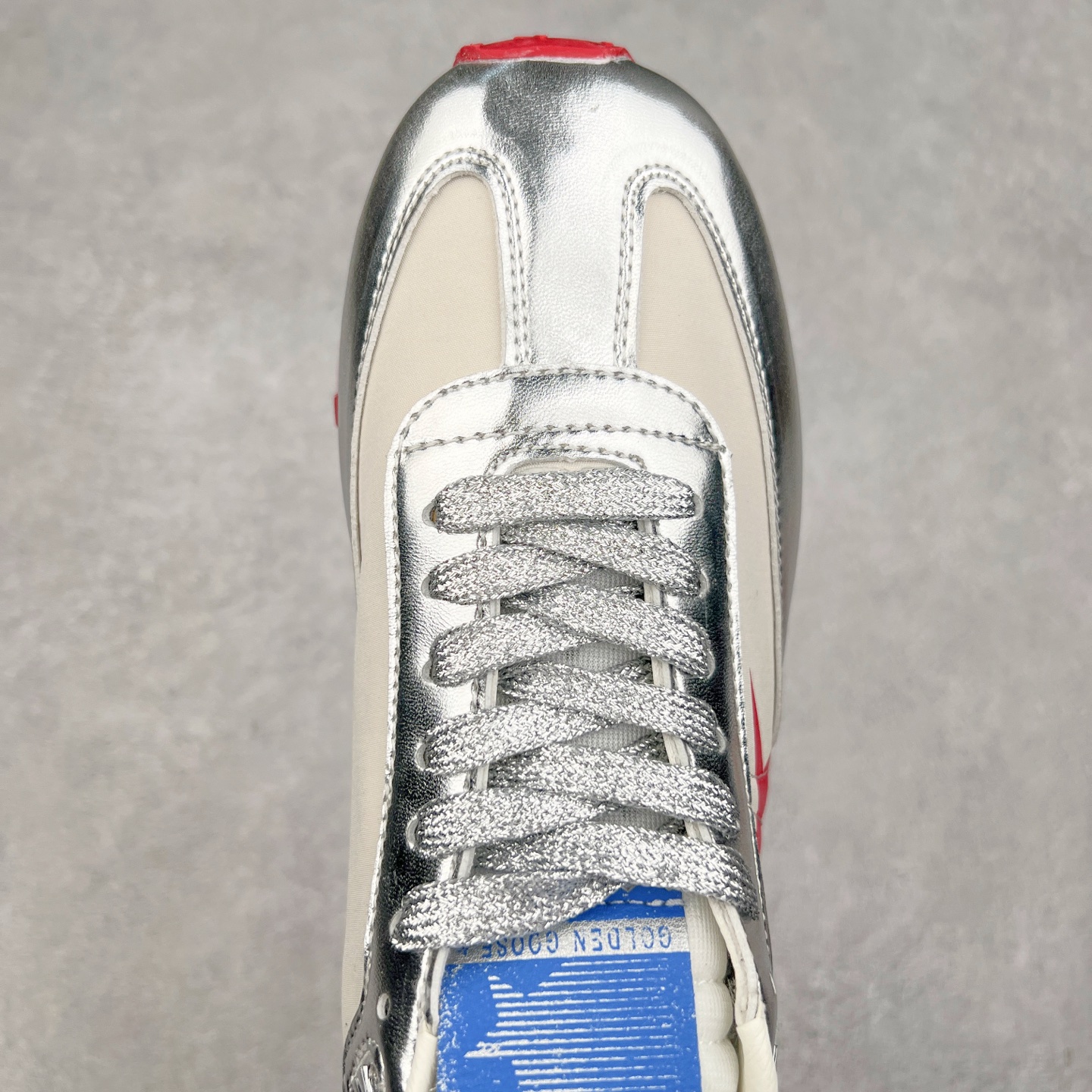 图片[4]-＃福利特价 GGDB Golden Goose Marathon 复古运动鞋生活休闲鞋 火爆全网 陈伟霆宋雨琦 杨幂等各路明星纷纷上脚 该系列新品鞋履以1970年代的田径鞋为设计灵感，巧妙融入3D打印鞋尾装饰等前沿元素，既彰显了复古格调，又将这种怀旧感投射到未来。其鞋面采用多种精致材质打造，并推出银色、黑色、红色、皇家蓝和白色等多款经典配色以及全新限定黄色，侧边点缀以品牌标志性的星星图案。全新黄色款式的鞋面侧边保留了品牌标志性的橙色星星图案，配以灰色鞋头。不均匀染色的鞋带和带有星星图案的鞋底，为整体造型增添了独特的印象。呈现男女都可穿着的中性风格，谁都能拥有并追逐自己的梦想。尺码：35 36 37 38 39 40 41 42 43 44 45-选品中心