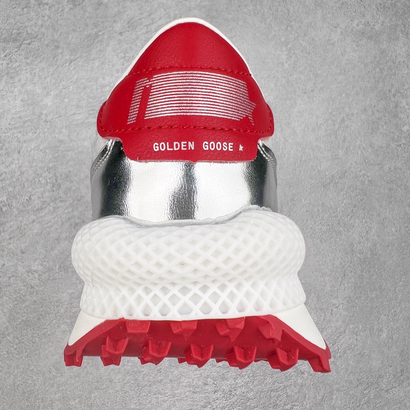 图片[8]-＃福利特价 GGDB Golden Goose Marathon 复古运动鞋生活休闲鞋 火爆全网 陈伟霆宋雨琦 杨幂等各路明星纷纷上脚 该系列新品鞋履以1970年代的田径鞋为设计灵感，巧妙融入3D打印鞋尾装饰等前沿元素，既彰显了复古格调，又将这种怀旧感投射到未来。其鞋面采用多种精致材质打造，并推出银色、黑色、红色、皇家蓝和白色等多款经典配色以及全新限定黄色，侧边点缀以品牌标志性的星星图案。全新黄色款式的鞋面侧边保留了品牌标志性的橙色星星图案，配以灰色鞋头。不均匀染色的鞋带和带有星星图案的鞋底，为整体造型增添了独特的印象。呈现男女都可穿着的中性风格，谁都能拥有并追逐自己的梦想。尺码：35 36 37 38 39 40 41 42 43 44 45-选品中心