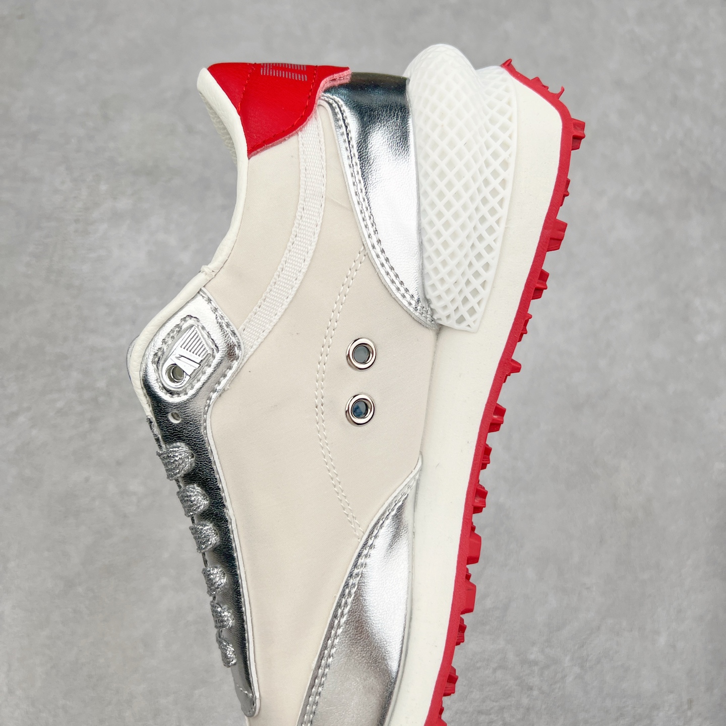 图片[7]-＃福利特价 GGDB Golden Goose Marathon 复古运动鞋生活休闲鞋 火爆全网 陈伟霆宋雨琦 杨幂等各路明星纷纷上脚 该系列新品鞋履以1970年代的田径鞋为设计灵感，巧妙融入3D打印鞋尾装饰等前沿元素，既彰显了复古格调，又将这种怀旧感投射到未来。其鞋面采用多种精致材质打造，并推出银色、黑色、红色、皇家蓝和白色等多款经典配色以及全新限定黄色，侧边点缀以品牌标志性的星星图案。全新黄色款式的鞋面侧边保留了品牌标志性的橙色星星图案，配以灰色鞋头。不均匀染色的鞋带和带有星星图案的鞋底，为整体造型增添了独特的印象。呈现男女都可穿着的中性风格，谁都能拥有并追逐自己的梦想。尺码：35 36 37 38 39 40 41 42 43 44 45-选品中心