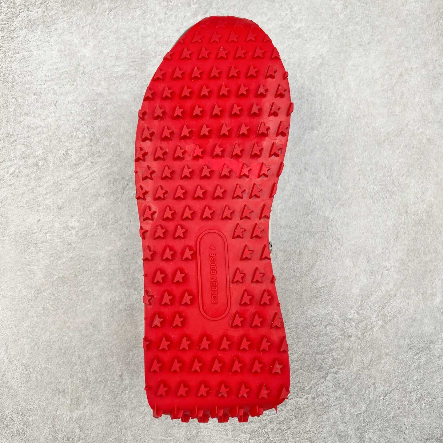 图片[9]-＃福利特价 GGDB Golden Goose Marathon 复古运动鞋生活休闲鞋 火爆全网 陈伟霆宋雨琦 杨幂等各路明星纷纷上脚 该系列新品鞋履以1970年代的田径鞋为设计灵感，巧妙融入3D打印鞋尾装饰等前沿元素，既彰显了复古格调，又将这种怀旧感投射到未来。其鞋面采用多种精致材质打造，并推出银色、黑色、红色、皇家蓝和白色等多款经典配色以及全新限定黄色，侧边点缀以品牌标志性的星星图案。全新黄色款式的鞋面侧边保留了品牌标志性的橙色星星图案，配以灰色鞋头。不均匀染色的鞋带和带有星星图案的鞋底，为整体造型增添了独特的印象。呈现男女都可穿着的中性风格，谁都能拥有并追逐自己的梦想。尺码：35 36 37 38 39 40 41 42 43 44 45-选品中心