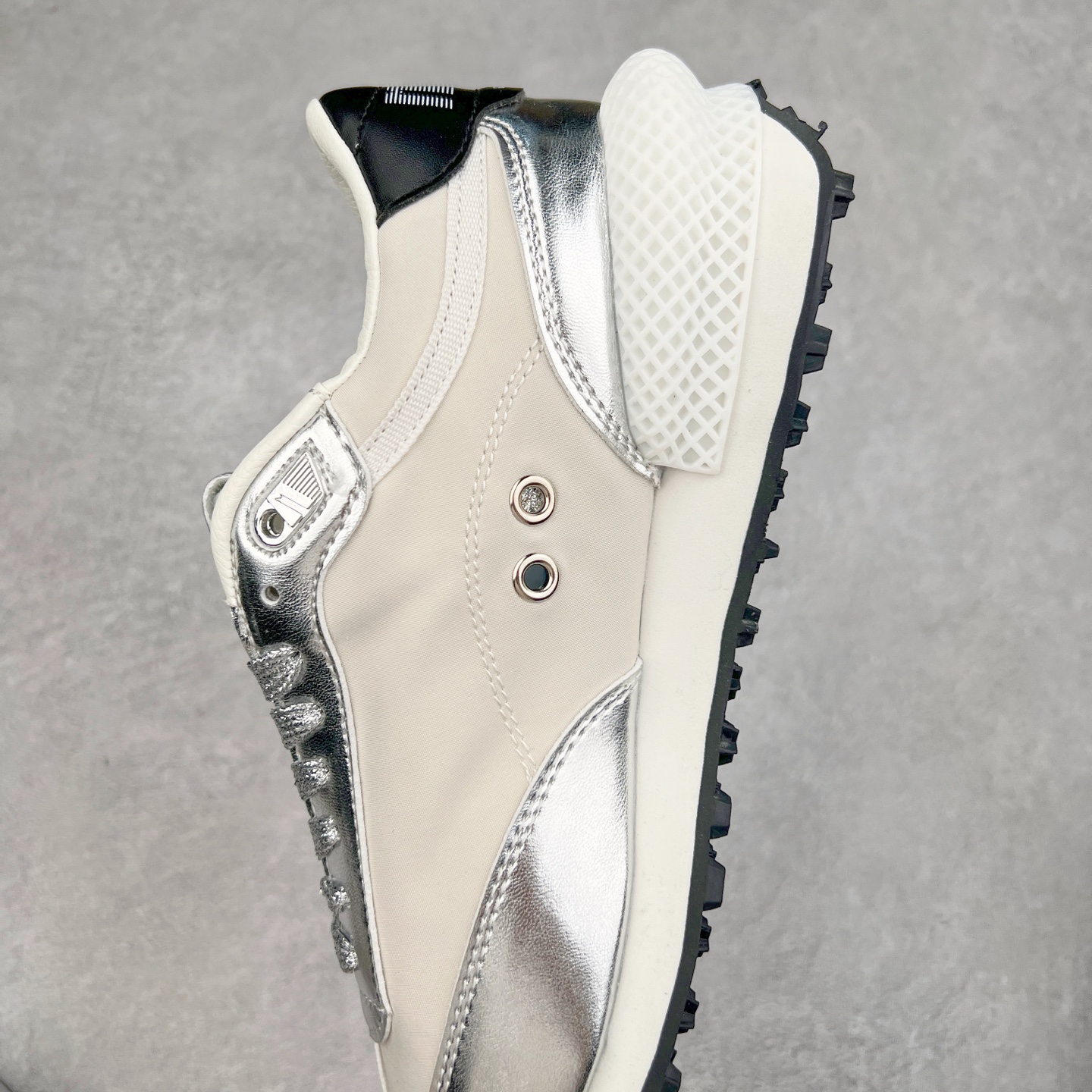 图片[7]-＃福利特价 GGDB Golden Goose Marathon 复古运动鞋生活休闲鞋 火爆全网 陈伟霆宋雨琦 杨幂等各路明星纷纷上脚 该系列新品鞋履以1970年代的田径鞋为设计灵感，巧妙融入3D打印鞋尾装饰等前沿元素，既彰显了复古格调，又将这种怀旧感投射到未来。其鞋面采用多种精致材质打造，并推出银色、黑色、红色、皇家蓝和白色等多款经典配色以及全新限定黄色，侧边点缀以品牌标志性的星星图案。全新黄色款式的鞋面侧边保留了品牌标志性的橙色星星图案，配以灰色鞋头。不均匀染色的鞋带和带有星星图案的鞋底，为整体造型增添了独特的印象。呈现男女都可穿着的中性风格，谁都能拥有并追逐自己的梦想。尺码：35 36 37 38 39 40 41 42 43 44 45-选品中心