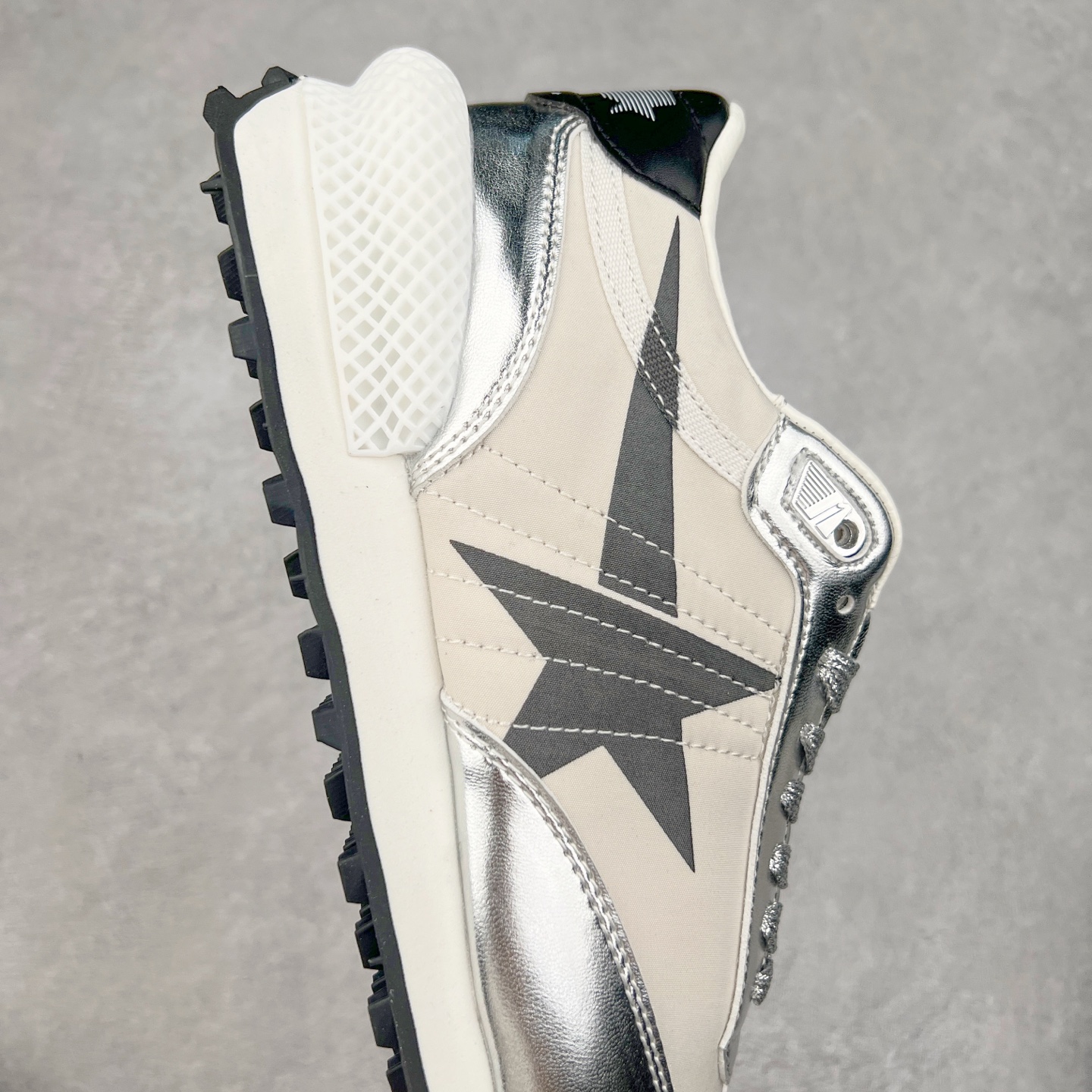 图片[6]-＃福利特价 GGDB Golden Goose Marathon 复古运动鞋生活休闲鞋 火爆全网 陈伟霆宋雨琦 杨幂等各路明星纷纷上脚 该系列新品鞋履以1970年代的田径鞋为设计灵感，巧妙融入3D打印鞋尾装饰等前沿元素，既彰显了复古格调，又将这种怀旧感投射到未来。其鞋面采用多种精致材质打造，并推出银色、黑色、红色、皇家蓝和白色等多款经典配色以及全新限定黄色，侧边点缀以品牌标志性的星星图案。全新黄色款式的鞋面侧边保留了品牌标志性的橙色星星图案，配以灰色鞋头。不均匀染色的鞋带和带有星星图案的鞋底，为整体造型增添了独特的印象。呈现男女都可穿着的中性风格，谁都能拥有并追逐自己的梦想。尺码：35 36 37 38 39 40 41 42 43 44 45-选品中心