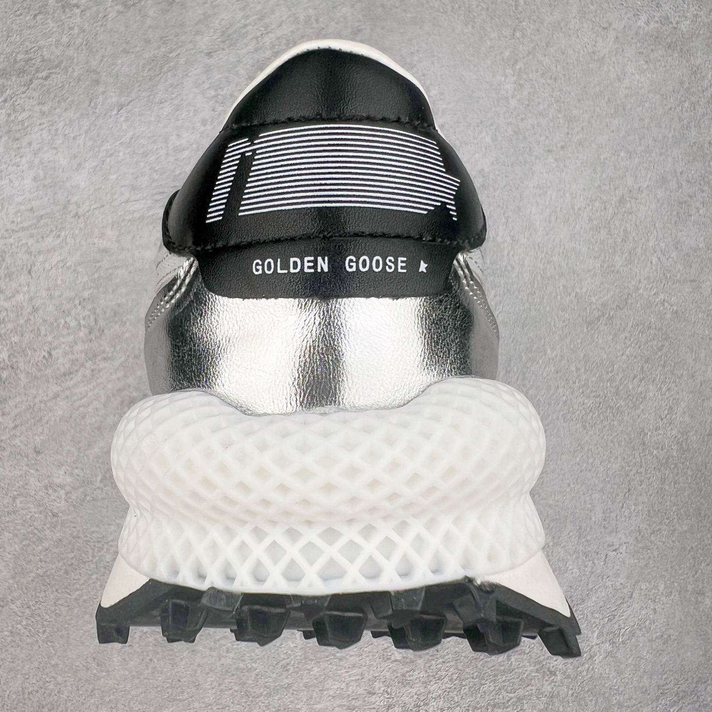 图片[8]-＃福利特价 GGDB Golden Goose Marathon 复古运动鞋生活休闲鞋 火爆全网 陈伟霆宋雨琦 杨幂等各路明星纷纷上脚 该系列新品鞋履以1970年代的田径鞋为设计灵感，巧妙融入3D打印鞋尾装饰等前沿元素，既彰显了复古格调，又将这种怀旧感投射到未来。其鞋面采用多种精致材质打造，并推出银色、黑色、红色、皇家蓝和白色等多款经典配色以及全新限定黄色，侧边点缀以品牌标志性的星星图案。全新黄色款式的鞋面侧边保留了品牌标志性的橙色星星图案，配以灰色鞋头。不均匀染色的鞋带和带有星星图案的鞋底，为整体造型增添了独特的印象。呈现男女都可穿着的中性风格，谁都能拥有并追逐自己的梦想。尺码：35 36 37 38 39 40 41 42 43 44 45-选品中心