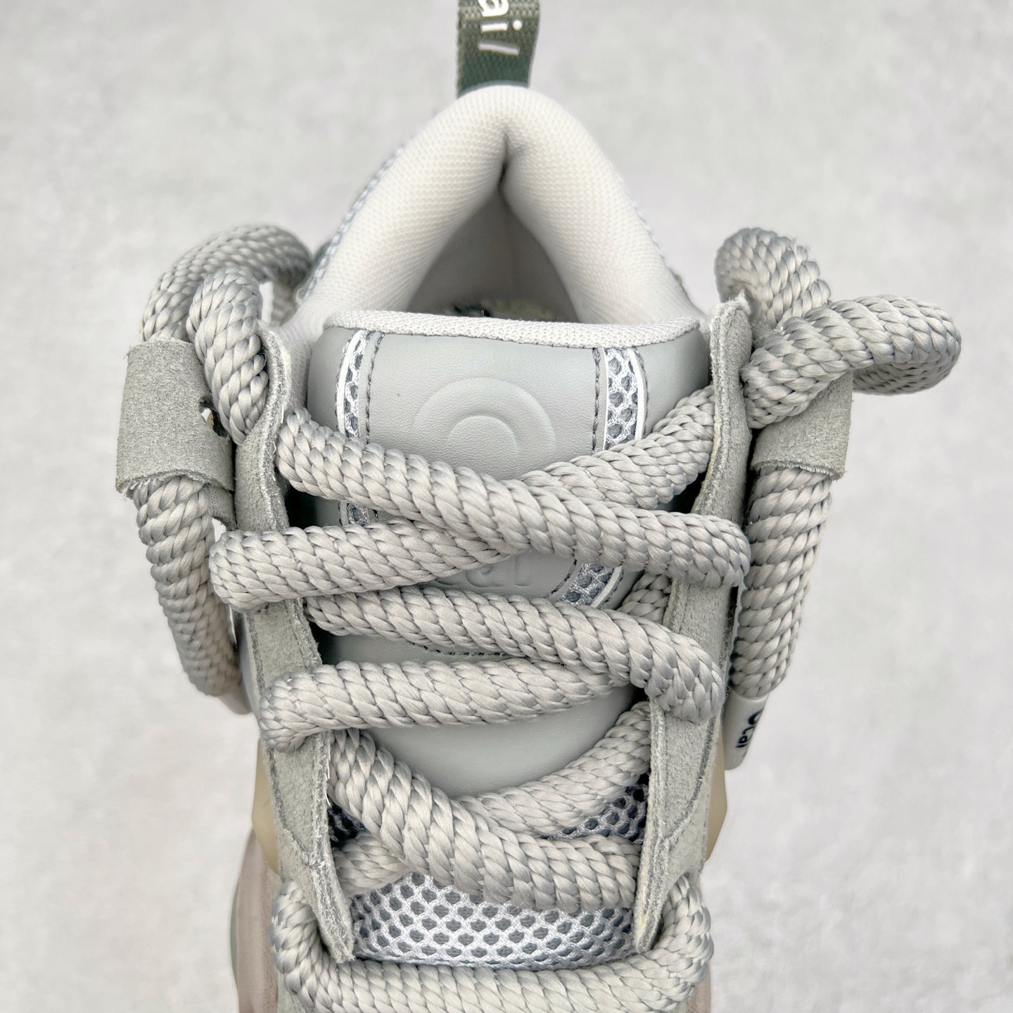 图片[5]-＃福利特价 宝藏国产面包鞋 国潮品牌Ocai Retro Sneaker 复古系列街头低帮厚底休闲运动面包板鞋Ocai是Old Order团队在2022年新的一个企划项目。Ocai的创立以满足当下都市年轻男女的通勤基础款为基础，加以版型，面料，工艺以及满足当代时下艺术风格的一些元素来加以改革，深究每件产品的质感与细节，用满足现代审美的工艺及手法重新优化，诠释经典。通过融入更多新颖的工艺手法及风格来对服装进行进一步的更新与表达，融会贯通加以更现代的手法来重新审视与优化经典！尺码：35-44-选品中心