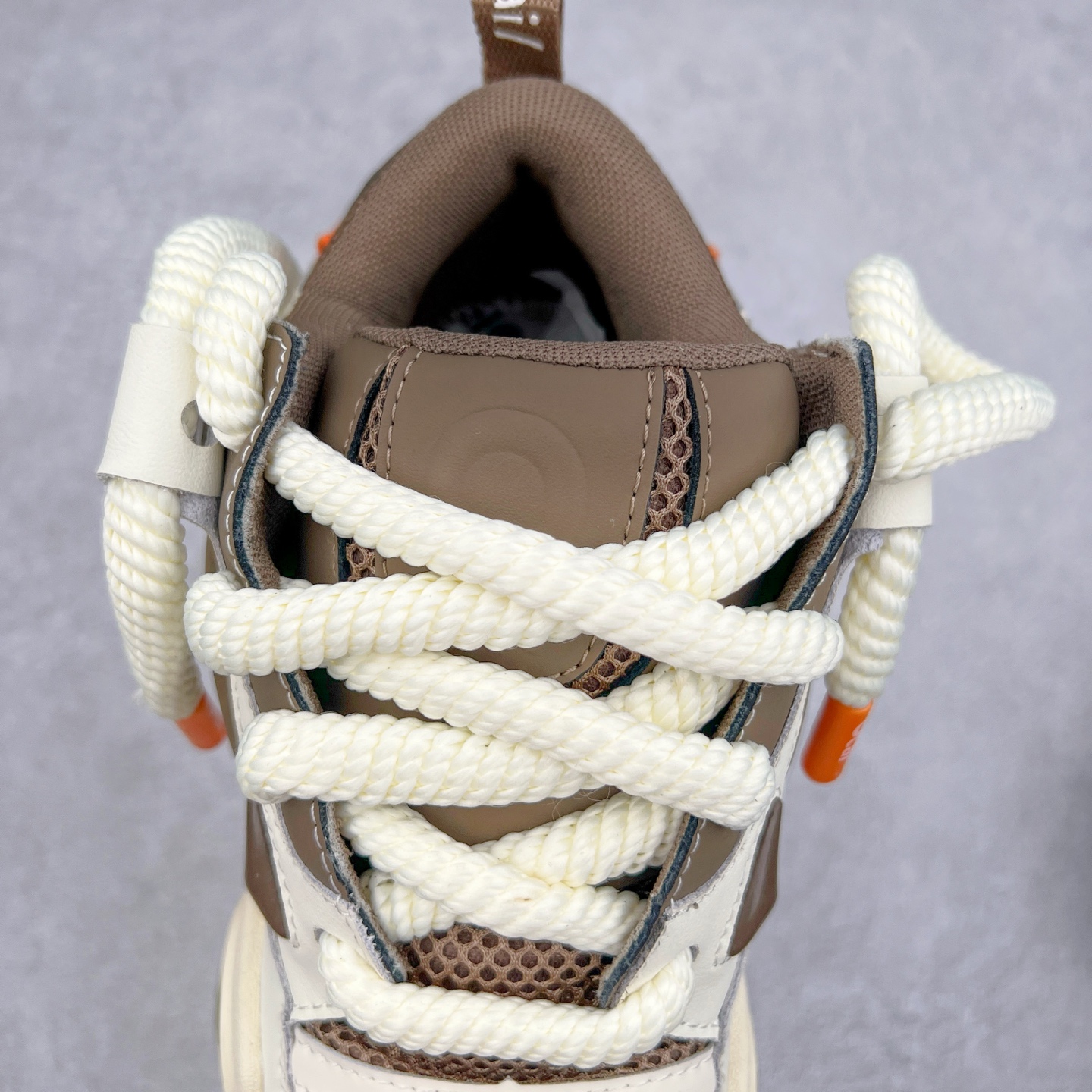 图片[5]-＃福利特价 宝藏国产面包鞋 国潮品牌Ocai Retro Sneaker 复古系列街头低帮厚底休闲运动面包板鞋Ocai是Old Order团队在2022年新的一个企划项目。Ocai的创立以满足当下都市年轻男女的通勤基础款为基础，加以版型，面料，工艺以及满足当代时下艺术风格的一些元素来加以改革，深究每件产品的质感与细节，用满足现代审美的工艺及手法重新优化，诠释经典。通过融入更多新颖的工艺手法及风格来对服装进行进一步的更新与表达，融会贯通加以更现代的手法来重新审视与优化经典！尺码：35-44-选品中心