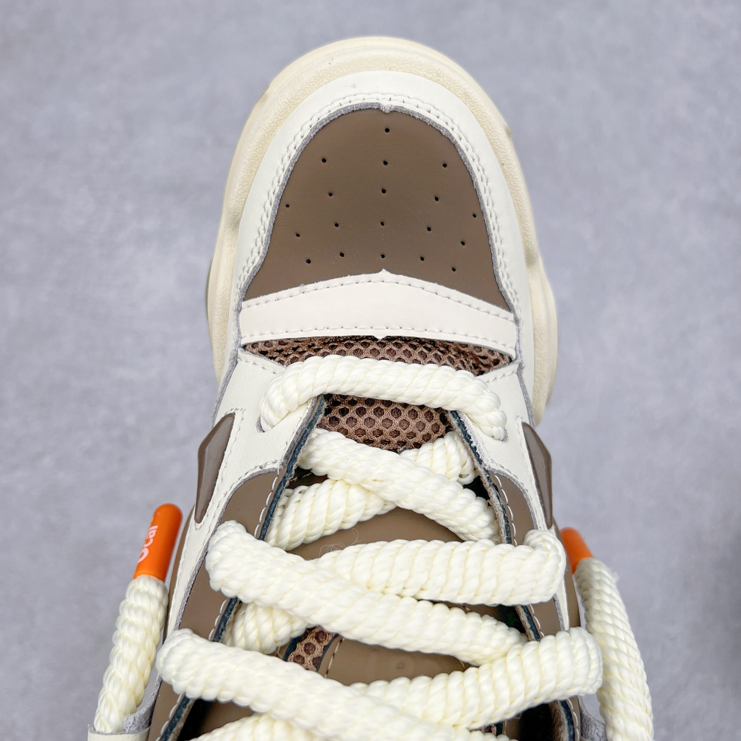 图片[4]-＃福利特价 宝藏国产面包鞋 国潮品牌Ocai Retro Sneaker 复古系列街头低帮厚底休闲运动面包板鞋Ocai是Old Order团队在2022年新的一个企划项目。Ocai的创立以满足当下都市年轻男女的通勤基础款为基础，加以版型，面料，工艺以及满足当代时下艺术风格的一些元素来加以改革，深究每件产品的质感与细节，用满足现代审美的工艺及手法重新优化，诠释经典。通过融入更多新颖的工艺手法及风格来对服装进行进一步的更新与表达，融会贯通加以更现代的手法来重新审视与优化经典！尺码：35-44-选品中心