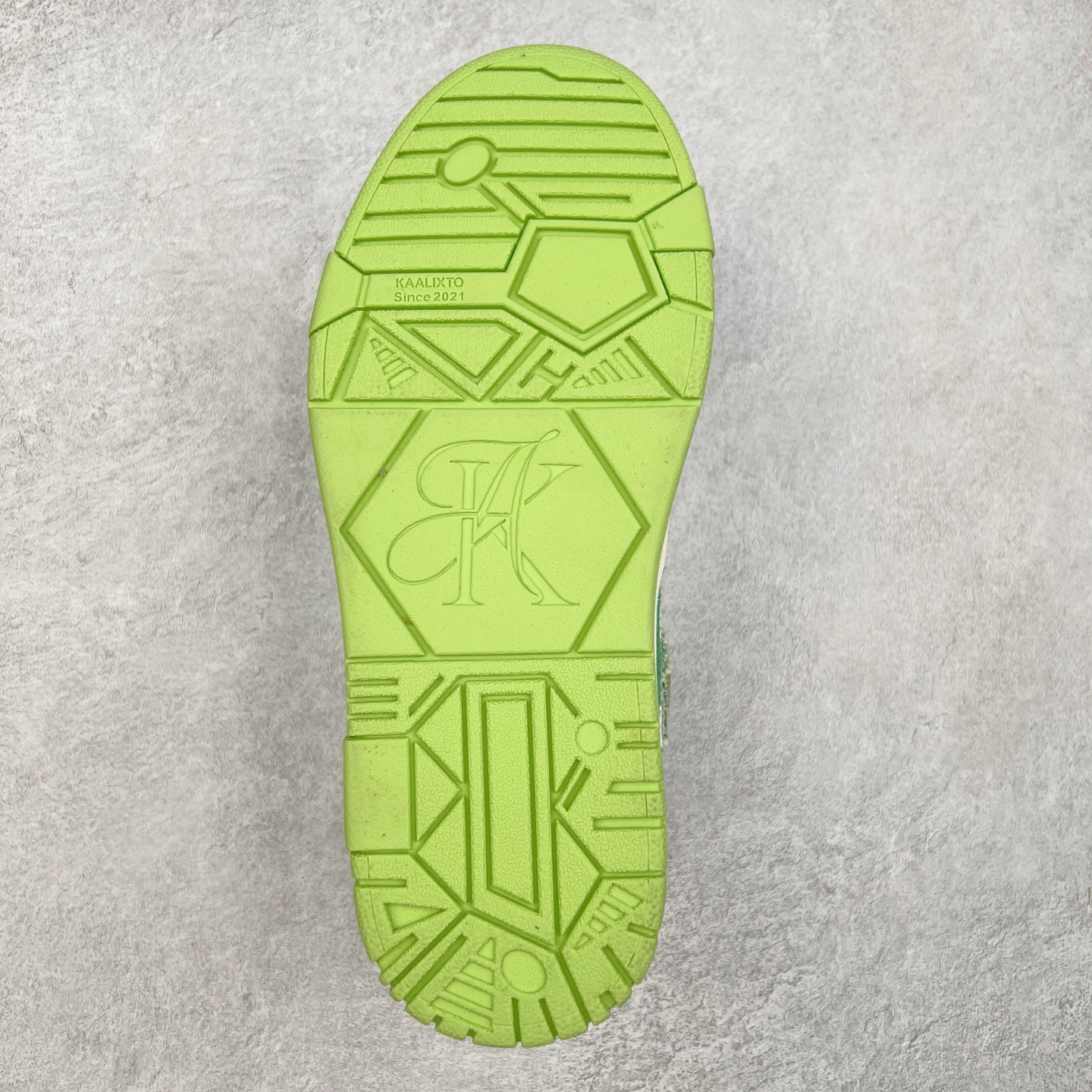 图片[9]-＃福利特价 KAALIXTO Retro Vintage 星星潮流休闲防滑耐磨低帮板鞋 此款鞋使用牛仔作为主要的鞋面材质 结实耐磨 鞋舌设计特有印花皮牌作为搭配充分凸显牛仔的特性 整体鞋款采用牛仔面料随意角度拼接的呈现方法 打破消费者原有对鞋子的刻板印象 让人耳目一新 织麦标在彰品品牌属性的同时更具牛仔的代表性元素 并采用加厚内里 穿着舒适透气 鞋底做旧氧化 尺码：36 37 38 39 40 41 42 43 44 45-选品中心