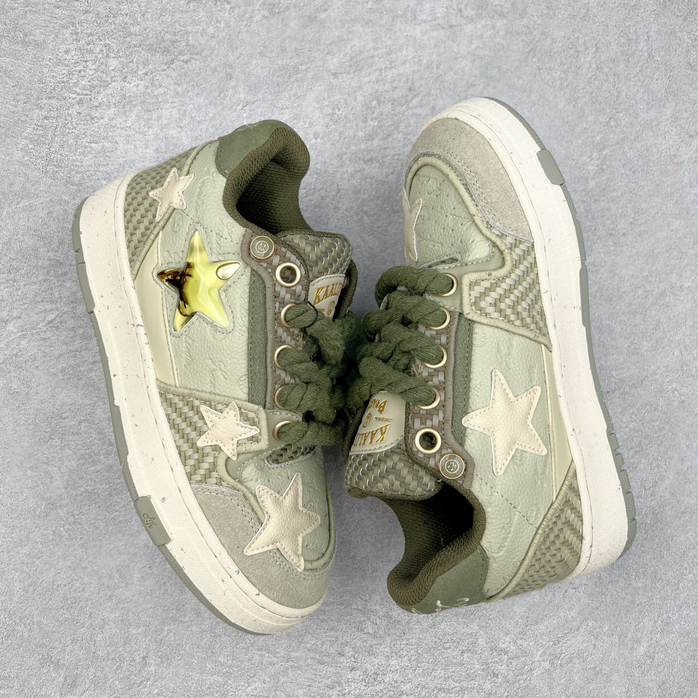 图片[3]-＃福利特价 KAALIXTO Retro Vintage 星星潮流休闲防滑耐磨低帮板鞋 此款鞋使用牛仔作为主要的鞋面材质 结实耐磨 鞋舌设计特有印花皮牌作为搭配充分凸显牛仔的特性 整体鞋款采用牛仔面料随意角度拼接的呈现方法 打破消费者原有对鞋子的刻板印象 让人耳目一新 织麦标在彰品品牌属性的同时更具牛仔的代表性元素 并采用加厚内里 穿着舒适透气 鞋底做旧氧化 尺码：36 37 38 39 40 41 42 43 44 45-选品中心