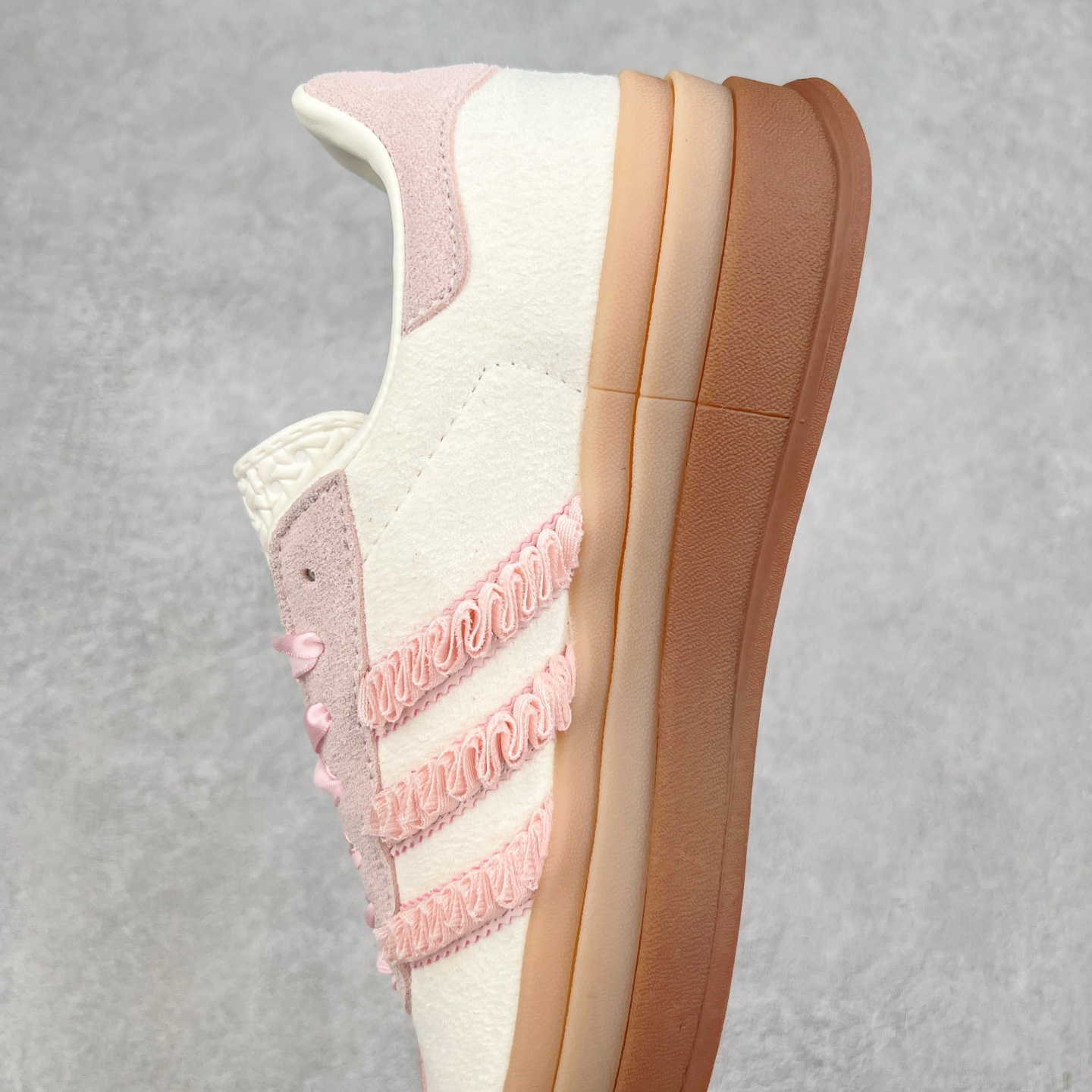 图片[7]-AD Originals Gazelle Bold W 羚羊松糕系列复古百搭厚底增高低帮休闲运动板鞋 JR8374 新的一年就要换新的打扮啦！除了设定变美、健身、减肥等目标外，你已经可以利用鞋子来“偷偷改善身材比例”的愿望了！ 因为有一句话。身高不够。鞋子来凑~赶快入手以下各大运动品牌最新推出的“厚底增高运动鞋”吧。 是最好穿最百搭的长腿神器。 重点是……不仅价格不错～鞋子也不错啊！Originals的Gazelle Bold鞋款打造出「超厚底版本」！延续流线鞋型、经典麂皮材质、白色三条线和侧面烫金标志的复古外型，奶油白鞋底高度直接乘3，出门搭上它，保证一路步步高升。尺码：36 36⅔ 37⅓ 38 38⅔ 39⅓ 40 40.5 41-选品中心