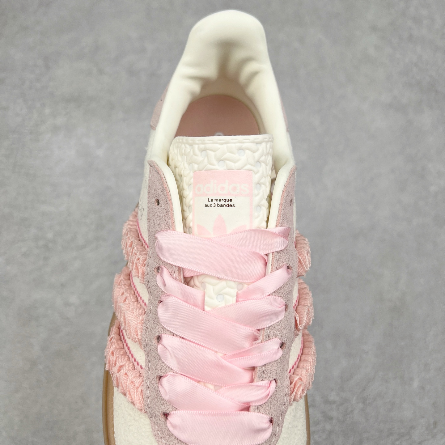 图片[5]-AD Originals Gazelle Bold W 羚羊松糕系列复古百搭厚底增高低帮休闲运动板鞋 JR8374 新的一年就要换新的打扮啦！除了设定变美、健身、减肥等目标外，你已经可以利用鞋子来“偷偷改善身材比例”的愿望了！ 因为有一句话。身高不够。鞋子来凑~赶快入手以下各大运动品牌最新推出的“厚底增高运动鞋”吧。 是最好穿最百搭的长腿神器。 重点是……不仅价格不错～鞋子也不错啊！Originals的Gazelle Bold鞋款打造出「超厚底版本」！延续流线鞋型、经典麂皮材质、白色三条线和侧面烫金标志的复古外型，奶油白鞋底高度直接乘3，出门搭上它，保证一路步步高升。尺码：36 36⅔ 37⅓ 38 38⅔ 39⅓ 40 40.5 41-选品中心