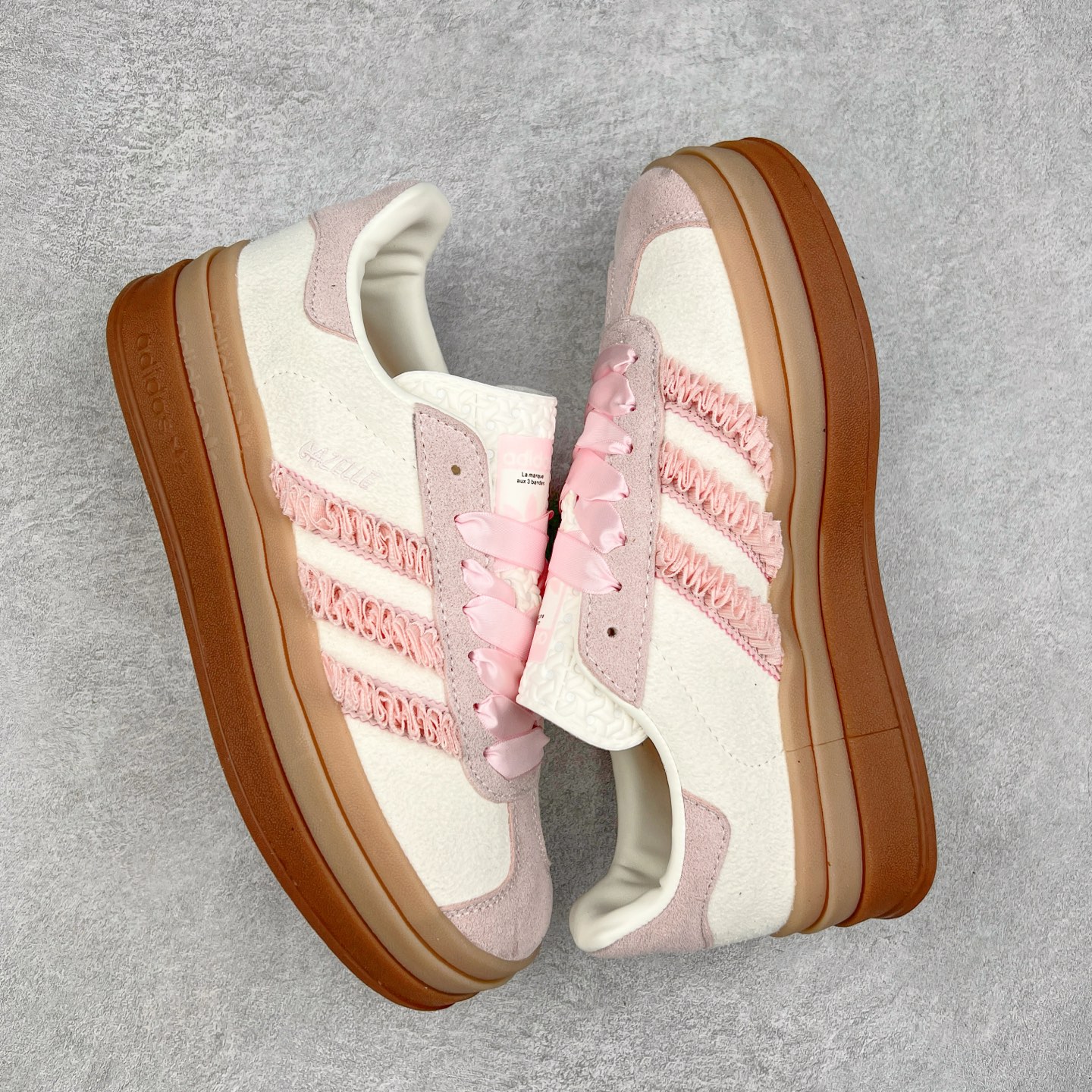 图片[3]-AD Originals Gazelle Bold W 羚羊松糕系列复古百搭厚底增高低帮休闲运动板鞋 JR8374 新的一年就要换新的打扮啦！除了设定变美、健身、减肥等目标外，你已经可以利用鞋子来“偷偷改善身材比例”的愿望了！ 因为有一句话。身高不够。鞋子来凑~赶快入手以下各大运动品牌最新推出的“厚底增高运动鞋”吧。 是最好穿最百搭的长腿神器。 重点是……不仅价格不错～鞋子也不错啊！Originals的Gazelle Bold鞋款打造出「超厚底版本」！延续流线鞋型、经典麂皮材质、白色三条线和侧面烫金标志的复古外型，奶油白鞋底高度直接乘3，出门搭上它，保证一路步步高升。尺码：36 36⅔ 37⅓ 38 38⅔ 39⅓ 40 40.5 41-选品中心