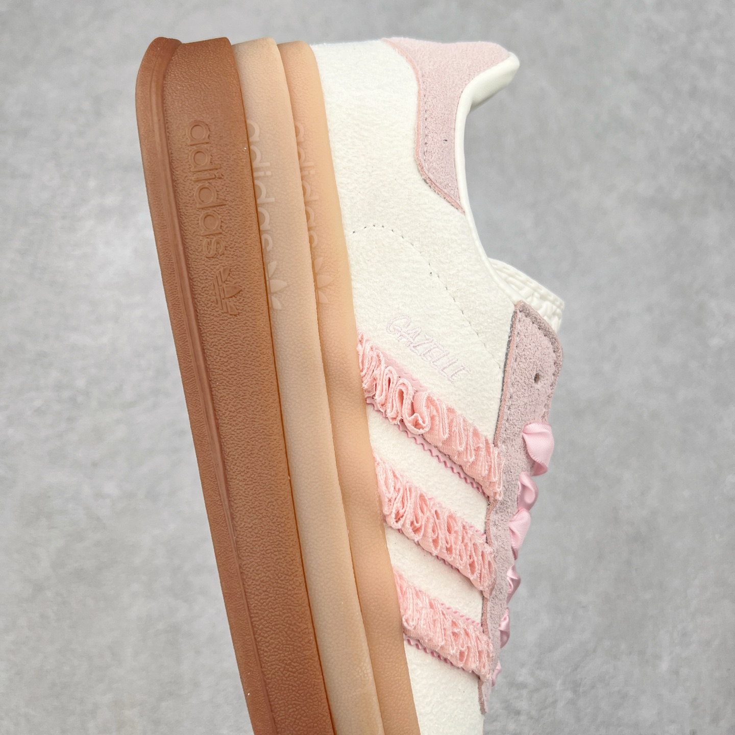 图片[6]-AD Originals Gazelle Bold W 羚羊松糕系列复古百搭厚底增高低帮休闲运动板鞋 JR8374 新的一年就要换新的打扮啦！除了设定变美、健身、减肥等目标外，你已经可以利用鞋子来“偷偷改善身材比例”的愿望了！ 因为有一句话。身高不够。鞋子来凑~赶快入手以下各大运动品牌最新推出的“厚底增高运动鞋”吧。 是最好穿最百搭的长腿神器。 重点是……不仅价格不错～鞋子也不错啊！Originals的Gazelle Bold鞋款打造出「超厚底版本」！延续流线鞋型、经典麂皮材质、白色三条线和侧面烫金标志的复古外型，奶油白鞋底高度直接乘3，出门搭上它，保证一路步步高升。尺码：36 36⅔ 37⅓ 38 38⅔ 39⅓ 40 40.5 41-选品中心