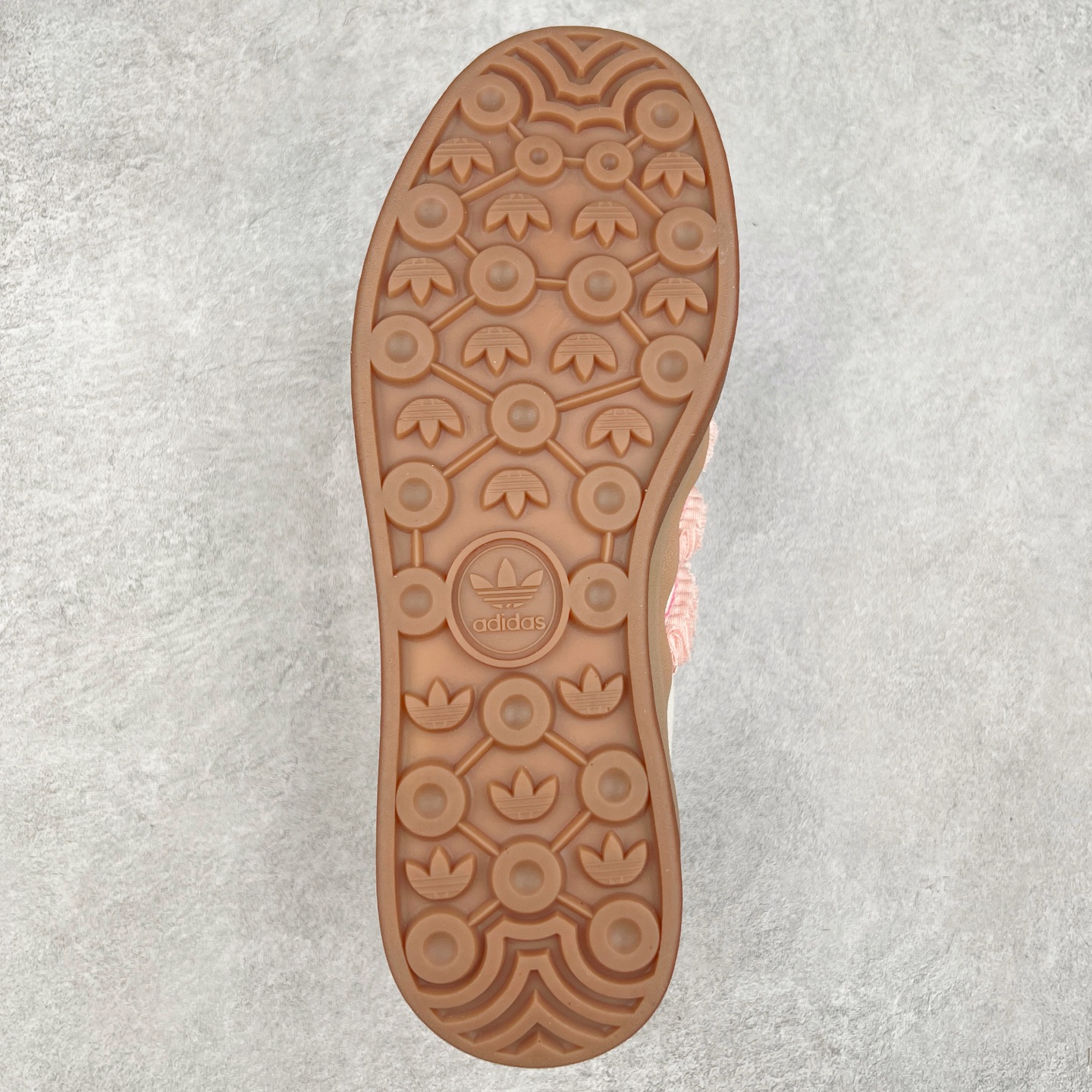 图片[9]-AD Originals Gazelle Bold W 羚羊松糕系列复古百搭厚底增高低帮休闲运动板鞋 JR8374 新的一年就要换新的打扮啦！除了设定变美、健身、减肥等目标外，你已经可以利用鞋子来“偷偷改善身材比例”的愿望了！ 因为有一句话。身高不够。鞋子来凑~赶快入手以下各大运动品牌最新推出的“厚底增高运动鞋”吧。 是最好穿最百搭的长腿神器。 重点是……不仅价格不错～鞋子也不错啊！Originals的Gazelle Bold鞋款打造出「超厚底版本」！延续流线鞋型、经典麂皮材质、白色三条线和侧面烫金标志的复古外型，奶油白鞋底高度直接乘3，出门搭上它，保证一路步步高升。尺码：36 36⅔ 37⅓ 38 38⅔ 39⅓ 40 40.5 41-选品中心