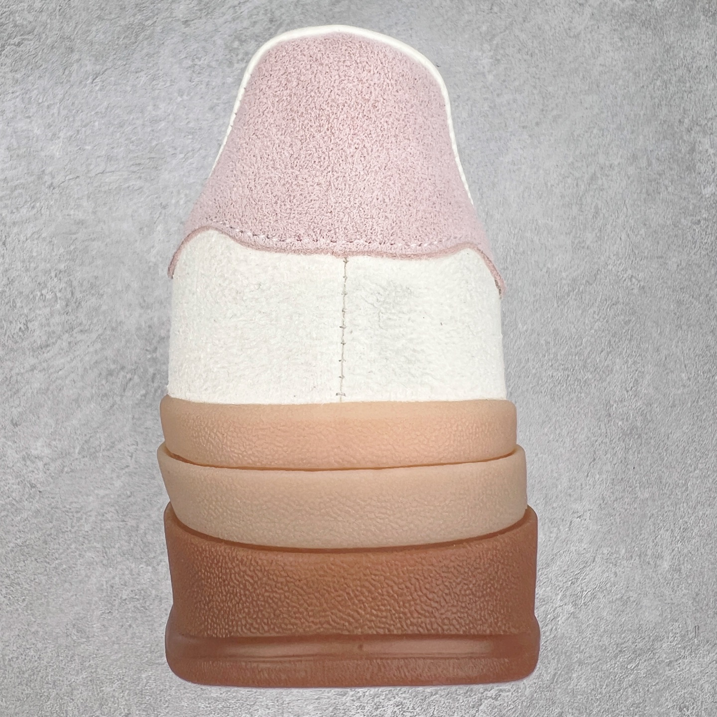 图片[8]-AD Originals Gazelle Bold W 羚羊松糕系列复古百搭厚底增高低帮休闲运动板鞋 JR8374 新的一年就要换新的打扮啦！除了设定变美、健身、减肥等目标外，你已经可以利用鞋子来“偷偷改善身材比例”的愿望了！ 因为有一句话。身高不够。鞋子来凑~赶快入手以下各大运动品牌最新推出的“厚底增高运动鞋”吧。 是最好穿最百搭的长腿神器。 重点是……不仅价格不错～鞋子也不错啊！Originals的Gazelle Bold鞋款打造出「超厚底版本」！延续流线鞋型、经典麂皮材质、白色三条线和侧面烫金标志的复古外型，奶油白鞋底高度直接乘3，出门搭上它，保证一路步步高升。尺码：36 36⅔ 37⅓ 38 38⅔ 39⅓ 40 40.5 41-选品中心