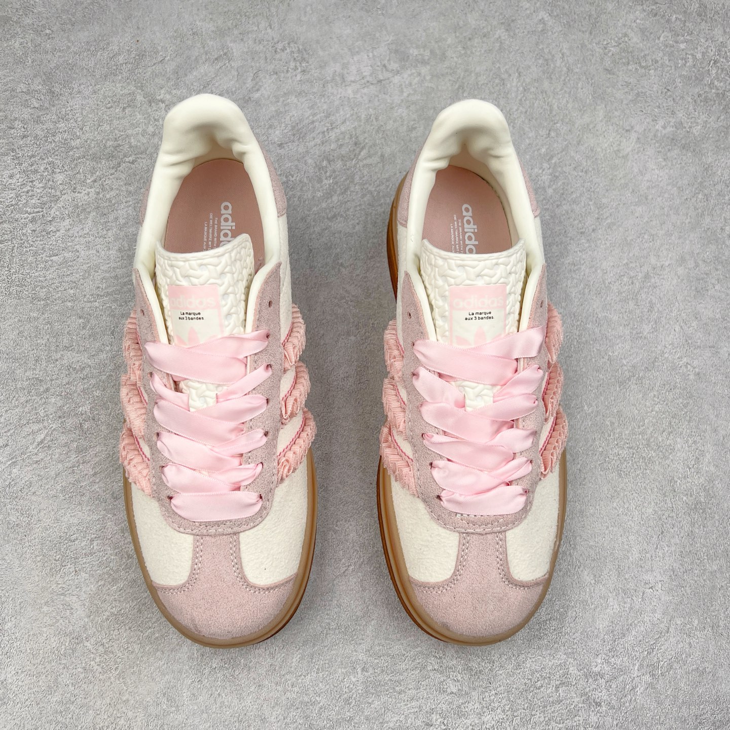 图片[2]-AD Originals Gazelle Bold W 羚羊松糕系列复古百搭厚底增高低帮休闲运动板鞋 JR8374 新的一年就要换新的打扮啦！除了设定变美、健身、减肥等目标外，你已经可以利用鞋子来“偷偷改善身材比例”的愿望了！ 因为有一句话。身高不够。鞋子来凑~赶快入手以下各大运动品牌最新推出的“厚底增高运动鞋”吧。 是最好穿最百搭的长腿神器。 重点是……不仅价格不错～鞋子也不错啊！Originals的Gazelle Bold鞋款打造出「超厚底版本」！延续流线鞋型、经典麂皮材质、白色三条线和侧面烫金标志的复古外型，奶油白鞋底高度直接乘3，出门搭上它，保证一路步步高升。尺码：36 36⅔ 37⅓ 38 38⅔ 39⅓ 40 40.5 41-选品中心