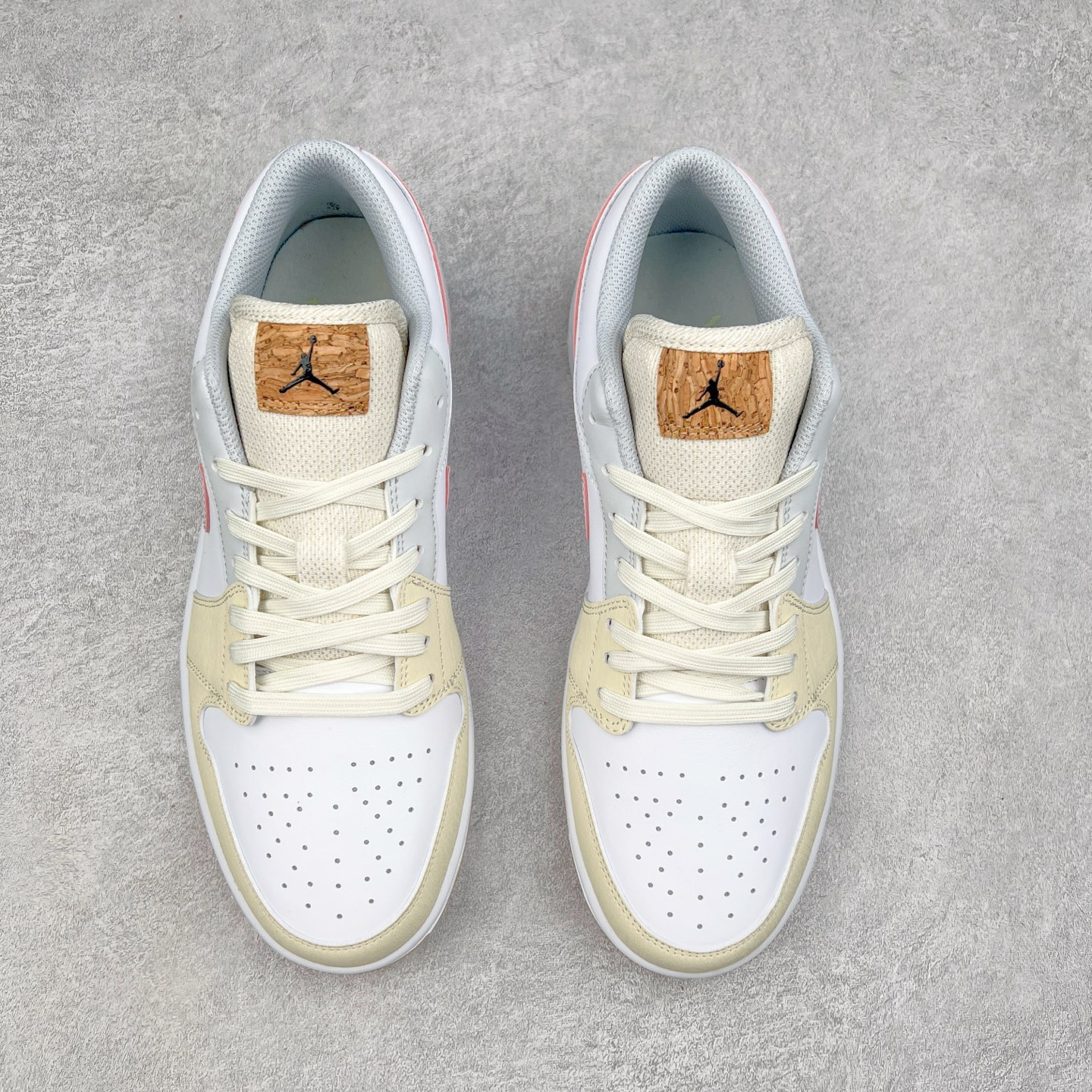 图片[2]-＃K版 Air Jordan AJ1 Low 低帮 米黄粉 IB8861-151 全新流水线出品 DT版本唯一平替选择 市场第二梯队最强版 全部原鞋开发 原楦原纸板开发 全鞋电脑针车 原厂内置全掌气垫 原盒内在原标 唯一Zp原版鞋带绑法 免检产品 全新2022版型 全头层皮料 完美零毛边处理 原厂配置全掌气垫 价格定位良心 几十个配色陆续出货 实拍调校N版已经零色差零失真 百分百还原实物色彩所见即所得 不存在货不对板色差等低级问题 选购参考实物拍摄 不混卖不参货 只用心做好货严格选品 承诺混一赔十 尺码：36 36.5 37.5 38 38.5 39 40 40.5 41 42 42.5 43 44 44.5 45-选品中心