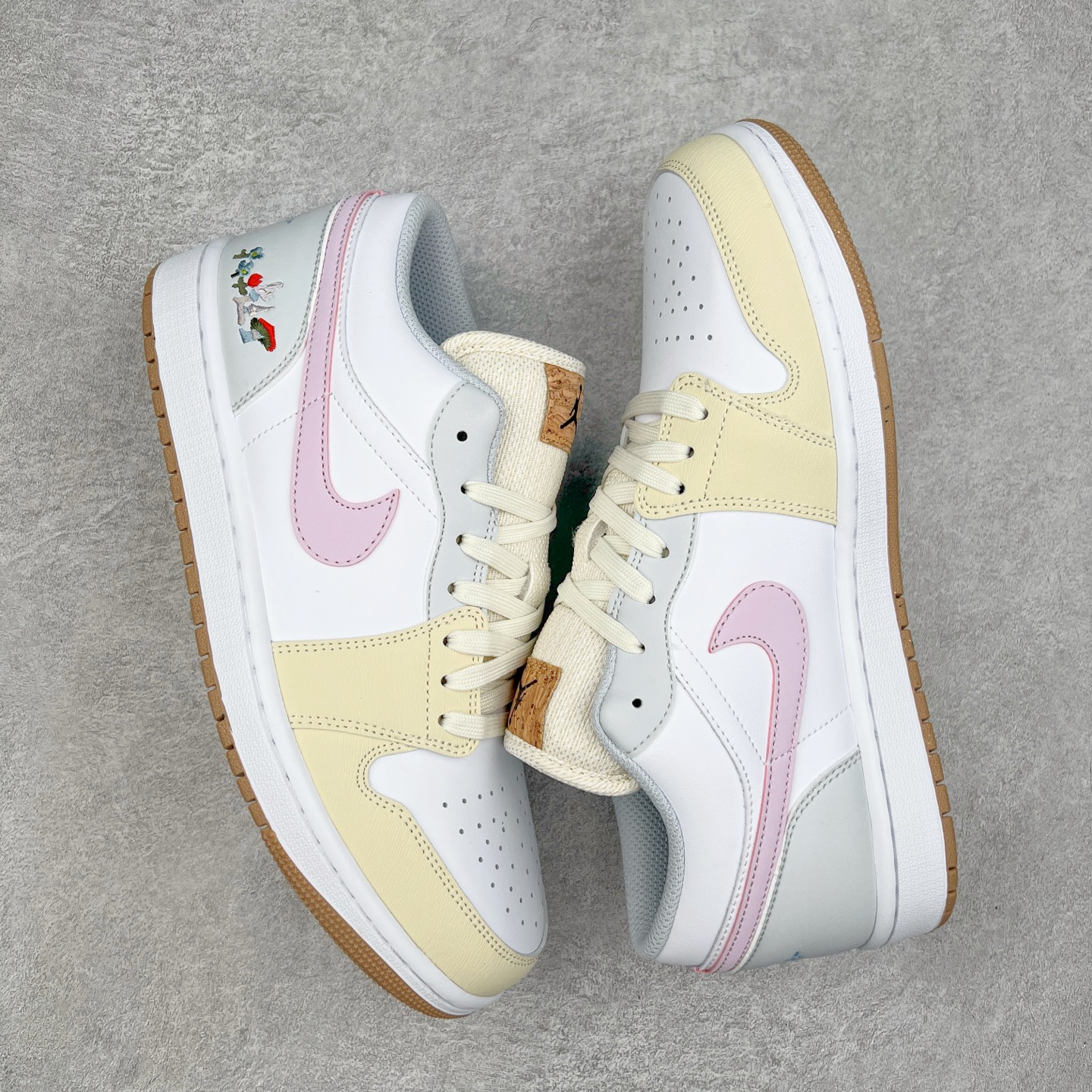 图片[3]-＃K版 Air Jordan AJ1 Low 低帮 米黄粉 IB8861-151 全新流水线出品 DT版本唯一平替选择 市场第二梯队最强版 全部原鞋开发 原楦原纸板开发 全鞋电脑针车 原厂内置全掌气垫 原盒内在原标 唯一Zp原版鞋带绑法 免检产品 全新2022版型 全头层皮料 完美零毛边处理 原厂配置全掌气垫 价格定位良心 几十个配色陆续出货 实拍调校N版已经零色差零失真 百分百还原实物色彩所见即所得 不存在货不对板色差等低级问题 选购参考实物拍摄 不混卖不参货 只用心做好货严格选品 承诺混一赔十 尺码：36 36.5 37.5 38 38.5 39 40 40.5 41 42 42.5 43 44 44.5 45-选品中心