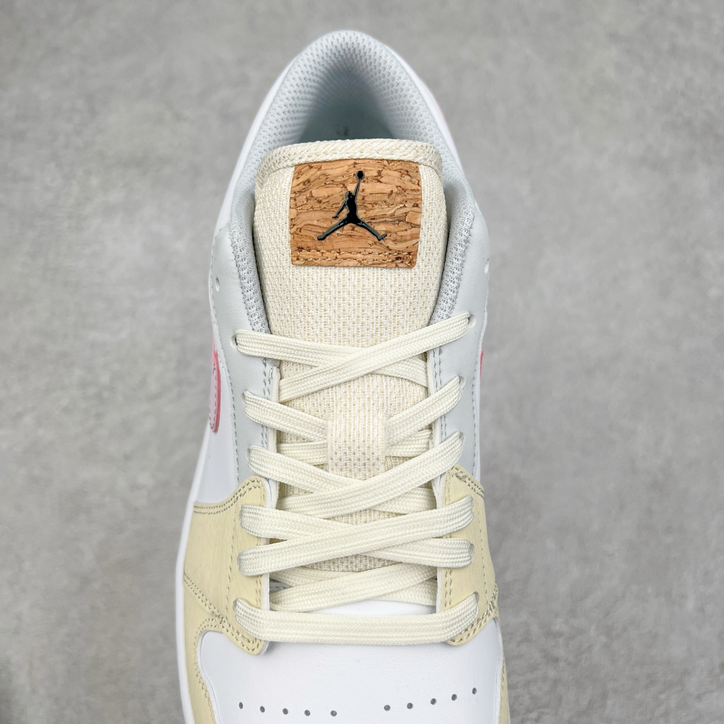 图片[5]-＃K版 Air Jordan AJ1 Low 低帮 米黄粉 IB8861-151 全新流水线出品 DT版本唯一平替选择 市场第二梯队最强版 全部原鞋开发 原楦原纸板开发 全鞋电脑针车 原厂内置全掌气垫 原盒内在原标 唯一Zp原版鞋带绑法 免检产品 全新2022版型 全头层皮料 完美零毛边处理 原厂配置全掌气垫 价格定位良心 几十个配色陆续出货 实拍调校N版已经零色差零失真 百分百还原实物色彩所见即所得 不存在货不对板色差等低级问题 选购参考实物拍摄 不混卖不参货 只用心做好货严格选品 承诺混一赔十 尺码：36 36.5 37.5 38 38.5 39 40 40.5 41 42 42.5 43 44 44.5 45-选品中心