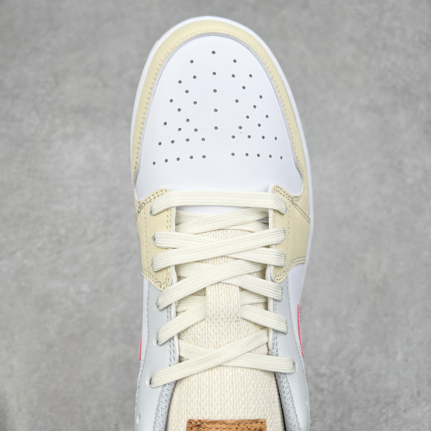 图片[4]-＃K版 Air Jordan AJ1 Low 低帮 米黄粉 IB8861-151 全新流水线出品 DT版本唯一平替选择 市场第二梯队最强版 全部原鞋开发 原楦原纸板开发 全鞋电脑针车 原厂内置全掌气垫 原盒内在原标 唯一Zp原版鞋带绑法 免检产品 全新2022版型 全头层皮料 完美零毛边处理 原厂配置全掌气垫 价格定位良心 几十个配色陆续出货 实拍调校N版已经零色差零失真 百分百还原实物色彩所见即所得 不存在货不对板色差等低级问题 选购参考实物拍摄 不混卖不参货 只用心做好货严格选品 承诺混一赔十 尺码：36 36.5 37.5 38 38.5 39 40 40.5 41 42 42.5 43 44 44.5 45-选品中心