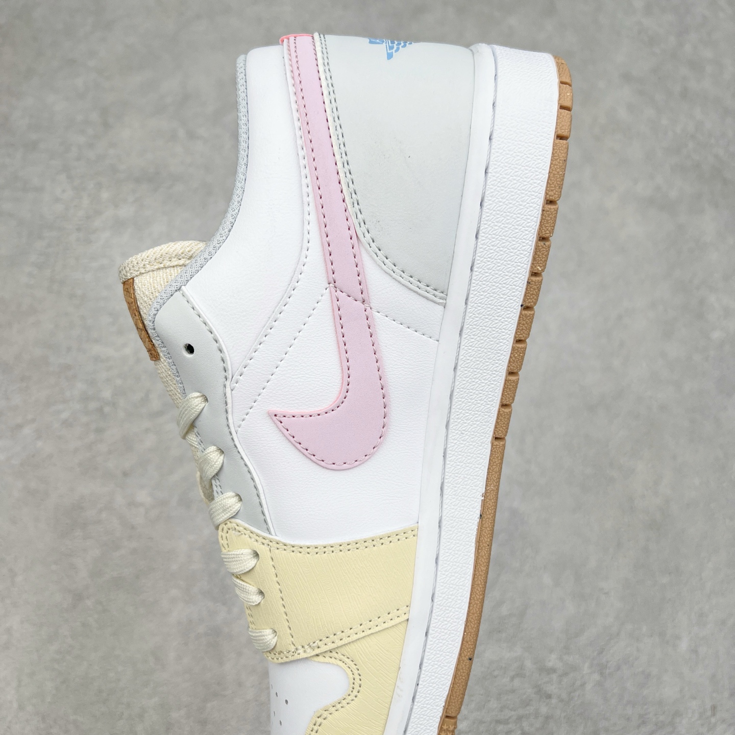 图片[7]-＃K版 Air Jordan AJ1 Low 低帮 米黄粉 IB8861-151 全新流水线出品 DT版本唯一平替选择 市场第二梯队最强版 全部原鞋开发 原楦原纸板开发 全鞋电脑针车 原厂内置全掌气垫 原盒内在原标 唯一Zp原版鞋带绑法 免检产品 全新2022版型 全头层皮料 完美零毛边处理 原厂配置全掌气垫 价格定位良心 几十个配色陆续出货 实拍调校N版已经零色差零失真 百分百还原实物色彩所见即所得 不存在货不对板色差等低级问题 选购参考实物拍摄 不混卖不参货 只用心做好货严格选品 承诺混一赔十 尺码：36 36.5 37.5 38 38.5 39 40 40.5 41 42 42.5 43 44 44.5 45-选品中心