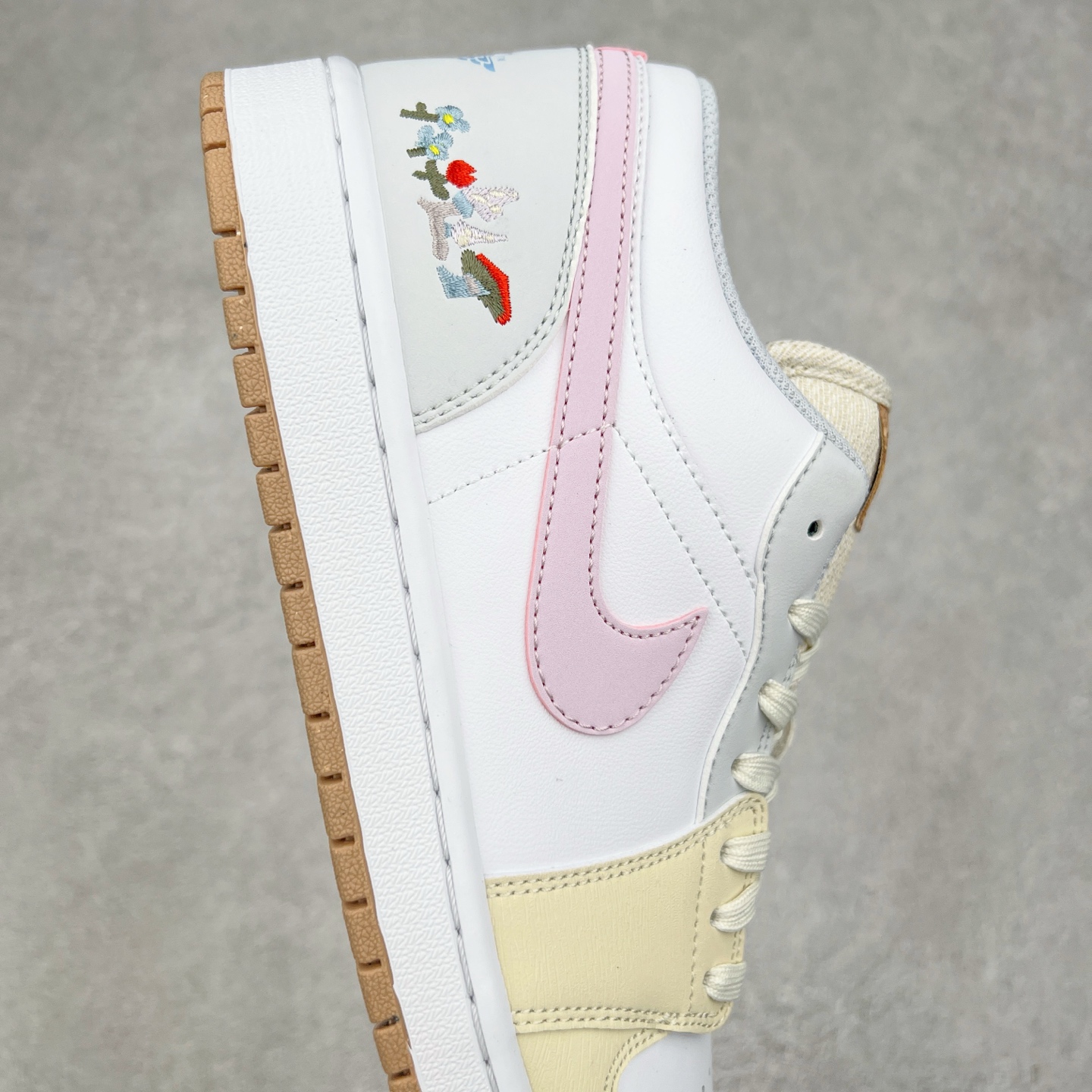 图片[6]-＃K版 Air Jordan AJ1 Low 低帮 米黄粉 IB8861-151 全新流水线出品 DT版本唯一平替选择 市场第二梯队最强版 全部原鞋开发 原楦原纸板开发 全鞋电脑针车 原厂内置全掌气垫 原盒内在原标 唯一Zp原版鞋带绑法 免检产品 全新2022版型 全头层皮料 完美零毛边处理 原厂配置全掌气垫 价格定位良心 几十个配色陆续出货 实拍调校N版已经零色差零失真 百分百还原实物色彩所见即所得 不存在货不对板色差等低级问题 选购参考实物拍摄 不混卖不参货 只用心做好货严格选品 承诺混一赔十 尺码：36 36.5 37.5 38 38.5 39 40 40.5 41 42 42.5 43 44 44.5 45-选品中心