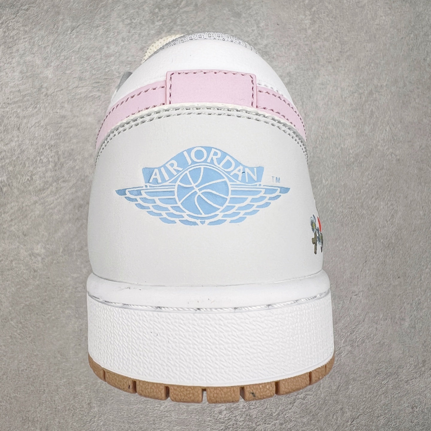 图片[8]-＃K版 Air Jordan AJ1 Low 低帮 米黄粉 IB8861-151 全新流水线出品 DT版本唯一平替选择 市场第二梯队最强版 全部原鞋开发 原楦原纸板开发 全鞋电脑针车 原厂内置全掌气垫 原盒内在原标 唯一Zp原版鞋带绑法 免检产品 全新2022版型 全头层皮料 完美零毛边处理 原厂配置全掌气垫 价格定位良心 几十个配色陆续出货 实拍调校N版已经零色差零失真 百分百还原实物色彩所见即所得 不存在货不对板色差等低级问题 选购参考实物拍摄 不混卖不参货 只用心做好货严格选品 承诺混一赔十 尺码：36 36.5 37.5 38 38.5 39 40 40.5 41 42 42.5 43 44 44.5 45-选品中心