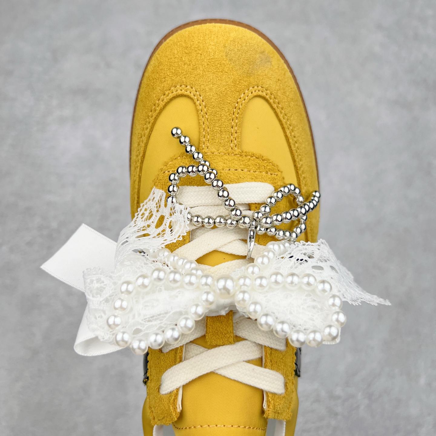 图片[4]-GG-CC 雷丝珍珠蝴蝶结德训鞋2.0系列阿甘复古风芭蕾舞鞋GGCC薄底百搭休闲运动鞋系列 #广东大厂品质 25ss春季新款 釆用今年最流行的#缎带蝴蝶结/珍珠鞋扣装饰 全手工拉帮工艺成型 反绒牛皮革拼接头层皮饰片鞋面材质 鞋身原装高密度防刮尼龙面料,极好柔软效果 双春日踏青舒适度和少女感 德训鞋界的白月光🌙 长时间走路和站立都不累脚 不管怎么搭配都好看 尺码：35 36 37 38 39 40-选品中心