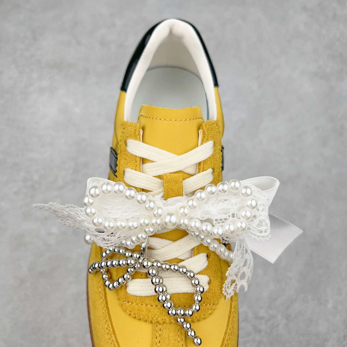 图片[5]-GG-CC 雷丝珍珠蝴蝶结德训鞋2.0系列阿甘复古风芭蕾舞鞋GGCC薄底百搭休闲运动鞋系列 #广东大厂品质 25ss春季新款 釆用今年最流行的#缎带蝴蝶结/珍珠鞋扣装饰 全手工拉帮工艺成型 反绒牛皮革拼接头层皮饰片鞋面材质 鞋身原装高密度防刮尼龙面料,极好柔软效果 双春日踏青舒适度和少女感 德训鞋界的白月光🌙 长时间走路和站立都不累脚 不管怎么搭配都好看 尺码：35 36 37 38 39 40-选品中心