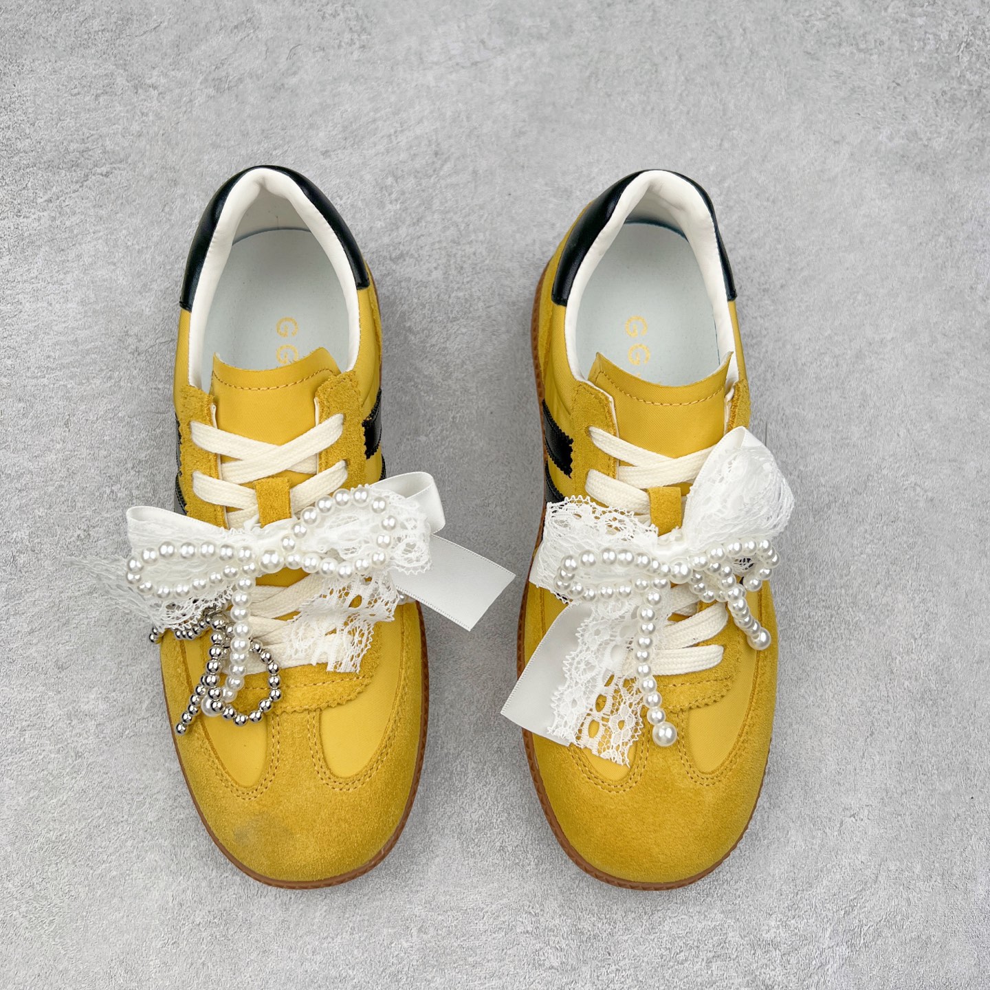 图片[2]-GG-CC 雷丝珍珠蝴蝶结德训鞋2.0系列阿甘复古风芭蕾舞鞋GGCC薄底百搭休闲运动鞋系列 #广东大厂品质 25ss春季新款 釆用今年最流行的#缎带蝴蝶结/珍珠鞋扣装饰 全手工拉帮工艺成型 反绒牛皮革拼接头层皮饰片鞋面材质 鞋身原装高密度防刮尼龙面料,极好柔软效果 双春日踏青舒适度和少女感 德训鞋界的白月光🌙 长时间走路和站立都不累脚 不管怎么搭配都好看 尺码：35 36 37 38 39 40-选品中心