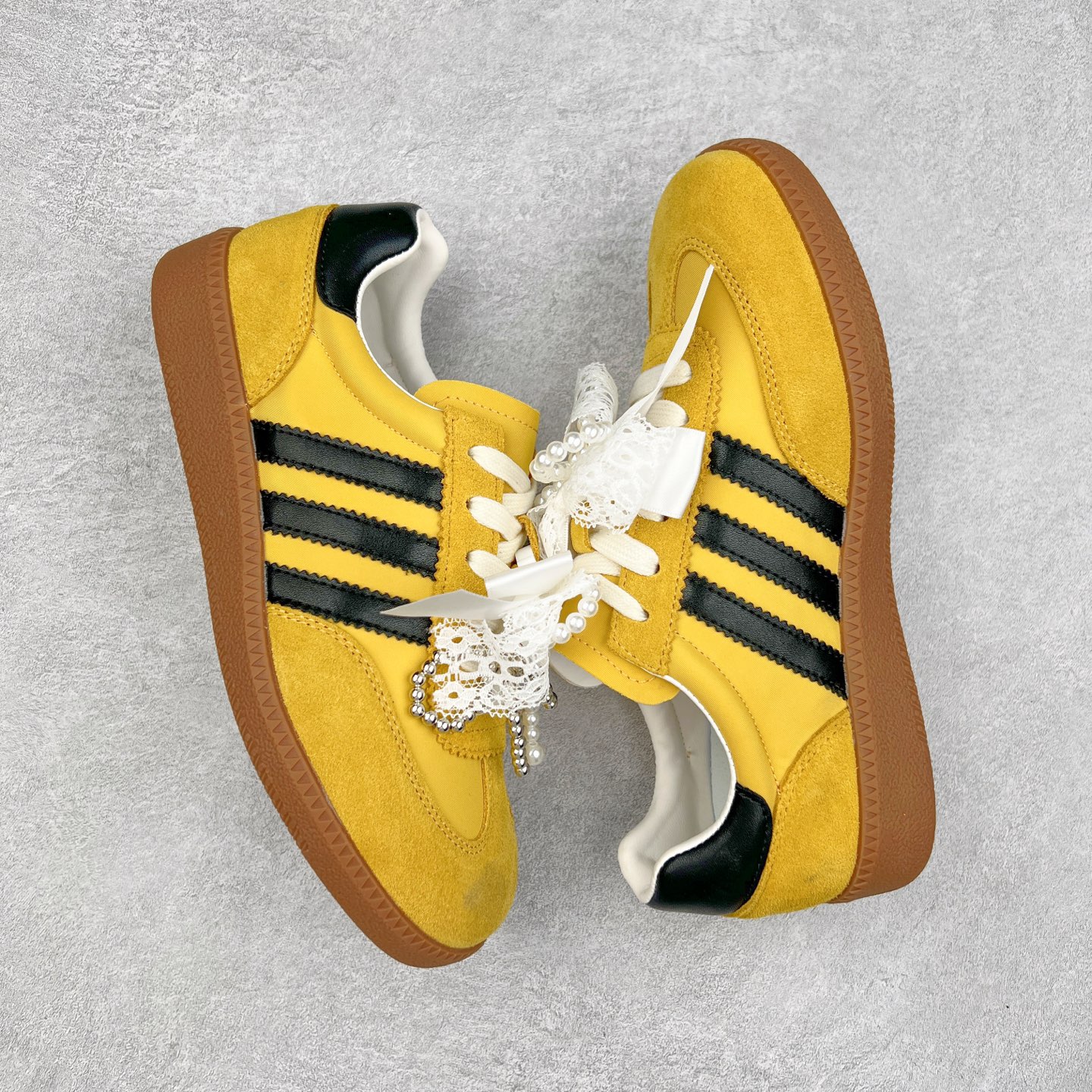 图片[3]-GG-CC 雷丝珍珠蝴蝶结德训鞋2.0系列阿甘复古风芭蕾舞鞋GGCC薄底百搭休闲运动鞋系列 #广东大厂品质 25ss春季新款 釆用今年最流行的#缎带蝴蝶结/珍珠鞋扣装饰 全手工拉帮工艺成型 反绒牛皮革拼接头层皮饰片鞋面材质 鞋身原装高密度防刮尼龙面料,极好柔软效果 双春日踏青舒适度和少女感 德训鞋界的白月光🌙 长时间走路和站立都不累脚 不管怎么搭配都好看 尺码：35 36 37 38 39 40-选品中心