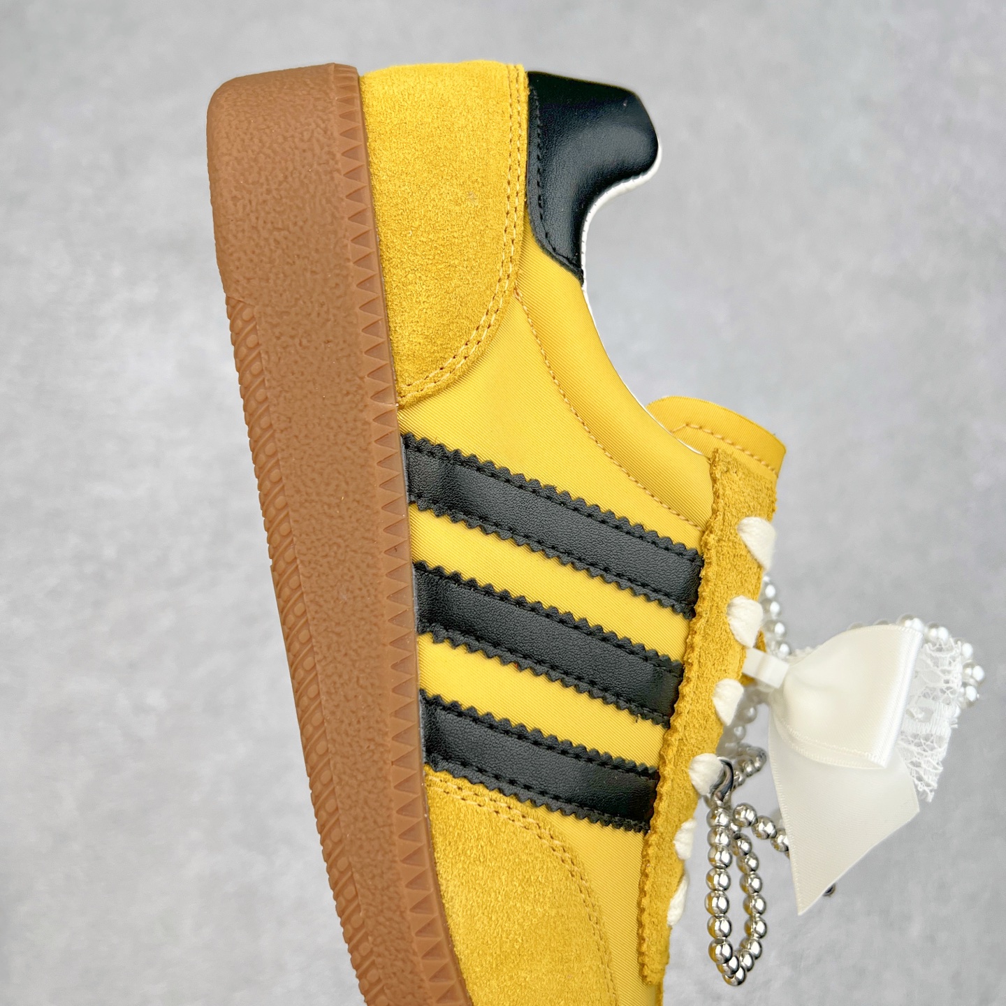 图片[6]-GG-CC 雷丝珍珠蝴蝶结德训鞋2.0系列阿甘复古风芭蕾舞鞋GGCC薄底百搭休闲运动鞋系列 #广东大厂品质 25ss春季新款 釆用今年最流行的#缎带蝴蝶结/珍珠鞋扣装饰 全手工拉帮工艺成型 反绒牛皮革拼接头层皮饰片鞋面材质 鞋身原装高密度防刮尼龙面料,极好柔软效果 双春日踏青舒适度和少女感 德训鞋界的白月光🌙 长时间走路和站立都不累脚 不管怎么搭配都好看 尺码：35 36 37 38 39 40-选品中心