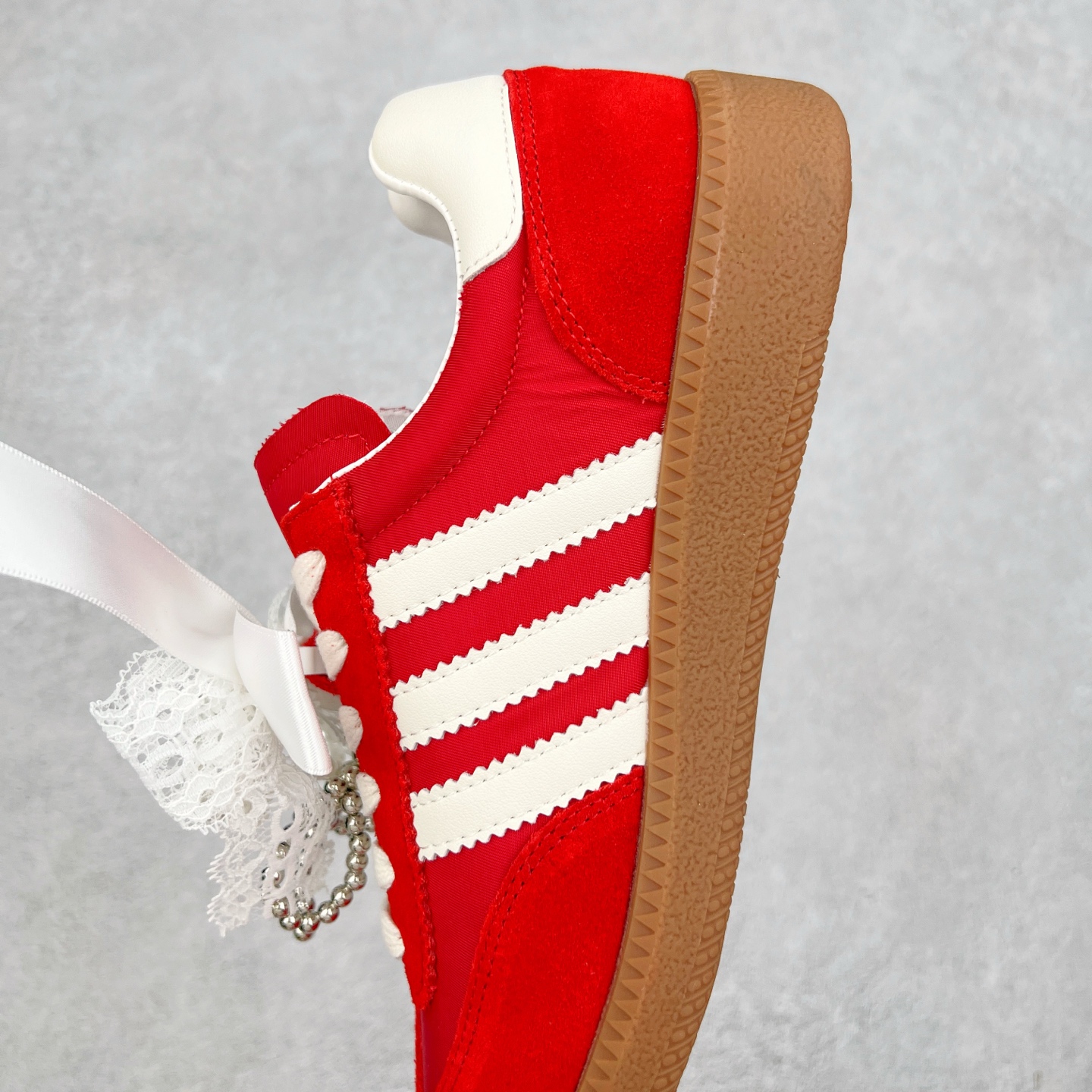 图片[7]-GG-CC 雷丝珍珠蝴蝶结德训鞋2.0系列阿甘复古风芭蕾舞鞋GGCC薄底百搭休闲运动鞋系列 #广东大厂品质 25ss春季新款 釆用今年最流行的#缎带蝴蝶结/珍珠鞋扣装饰 全手工拉帮工艺成型 反绒牛皮革拼接头层皮饰片鞋面材质 鞋身原装高密度防刮尼龙面料,极好柔软效果 双春日踏青舒适度和少女感 德训鞋界的白月光🌙 长时间走路和站立都不累脚 不管怎么搭配都好看 尺码：35 36 37 38 39 40-选品中心