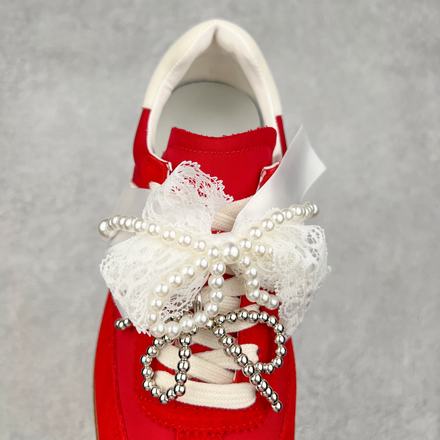 图片[5]-GG-CC 雷丝珍珠蝴蝶结德训鞋2.0系列阿甘复古风芭蕾舞鞋GGCC薄底百搭休闲运动鞋系列 #广东大厂品质 25ss春季新款 釆用今年最流行的#缎带蝴蝶结/珍珠鞋扣装饰 全手工拉帮工艺成型 反绒牛皮革拼接头层皮饰片鞋面材质 鞋身原装高密度防刮尼龙面料,极好柔软效果 双春日踏青舒适度和少女感 德训鞋界的白月光🌙 长时间走路和站立都不累脚 不管怎么搭配都好看 尺码：35 36 37 38 39 40-选品中心