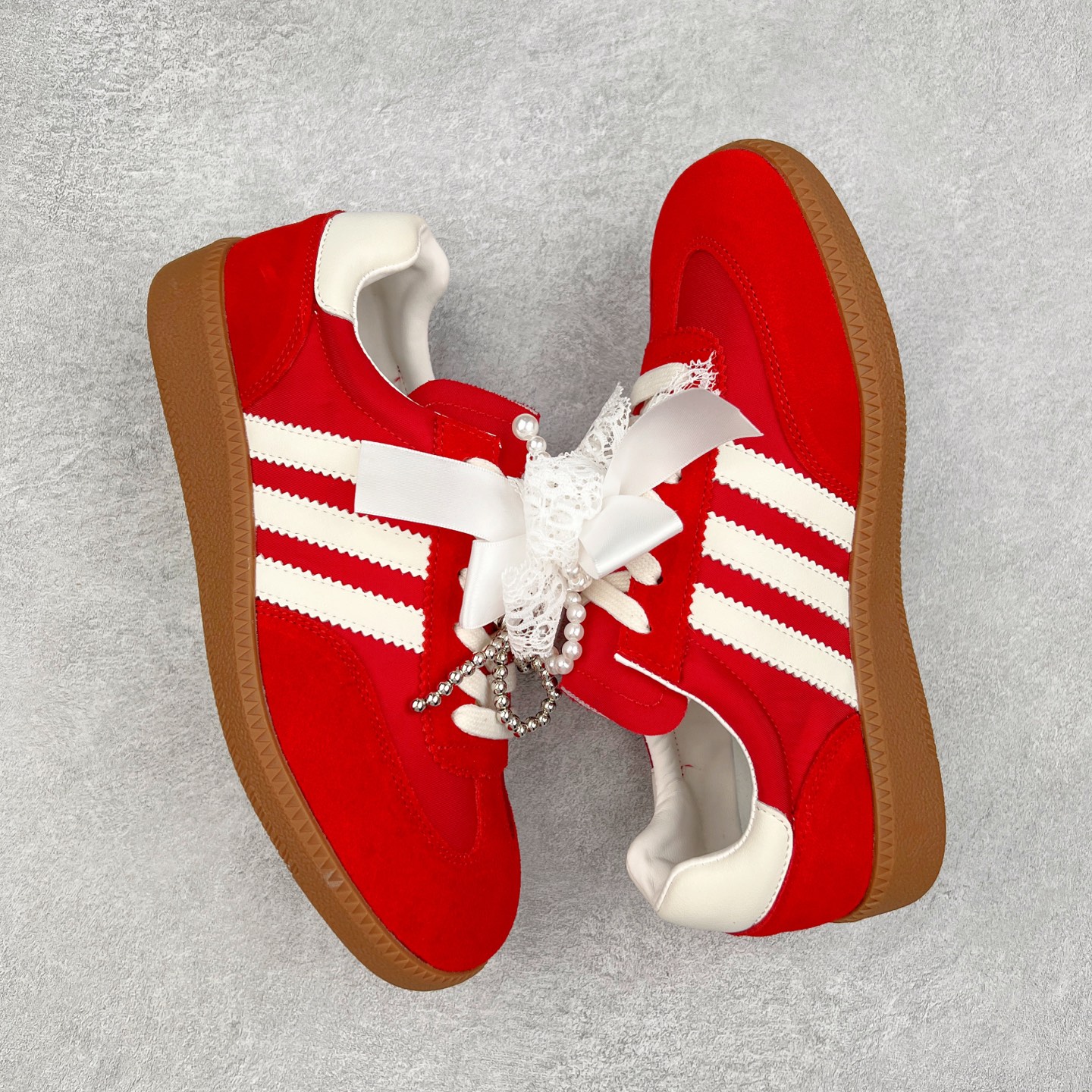 图片[3]-GG-CC 雷丝珍珠蝴蝶结德训鞋2.0系列阿甘复古风芭蕾舞鞋GGCC薄底百搭休闲运动鞋系列 #广东大厂品质 25ss春季新款 釆用今年最流行的#缎带蝴蝶结/珍珠鞋扣装饰 全手工拉帮工艺成型 反绒牛皮革拼接头层皮饰片鞋面材质 鞋身原装高密度防刮尼龙面料,极好柔软效果 双春日踏青舒适度和少女感 德训鞋界的白月光🌙 长时间走路和站立都不累脚 不管怎么搭配都好看 尺码：35 36 37 38 39 40-选品中心