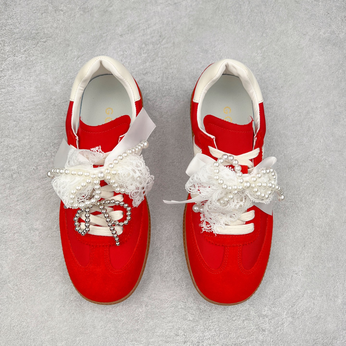 图片[2]-GG-CC 雷丝珍珠蝴蝶结德训鞋2.0系列阿甘复古风芭蕾舞鞋GGCC薄底百搭休闲运动鞋系列 #广东大厂品质 25ss春季新款 釆用今年最流行的#缎带蝴蝶结/珍珠鞋扣装饰 全手工拉帮工艺成型 反绒牛皮革拼接头层皮饰片鞋面材质 鞋身原装高密度防刮尼龙面料,极好柔软效果 双春日踏青舒适度和少女感 德训鞋界的白月光🌙 长时间走路和站立都不累脚 不管怎么搭配都好看 尺码：35 36 37 38 39 40-选品中心